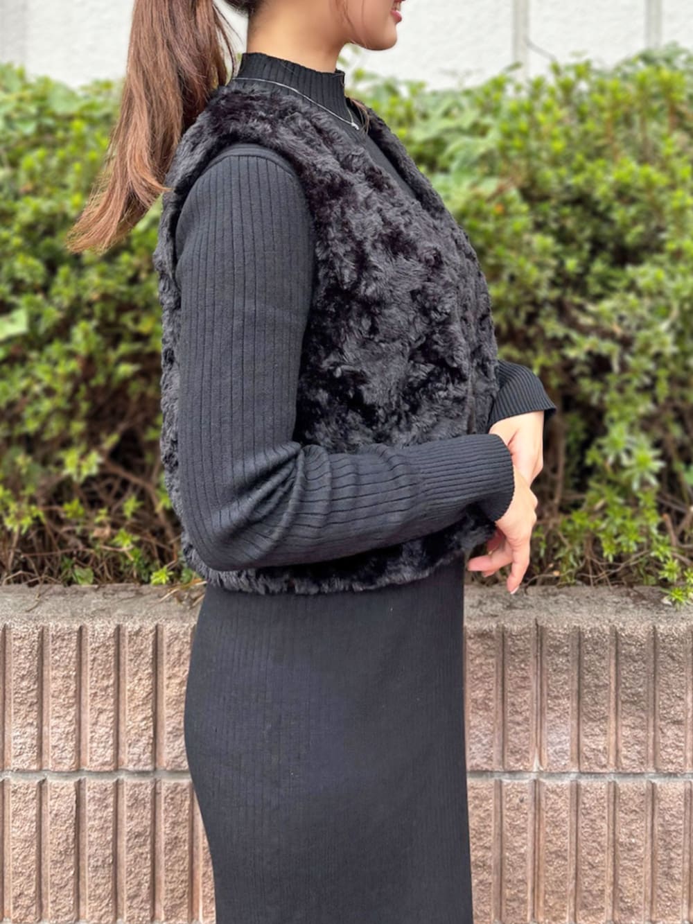 ブラック系のワンピースを着用したレディースの秋コーディネートの4枚目の写真