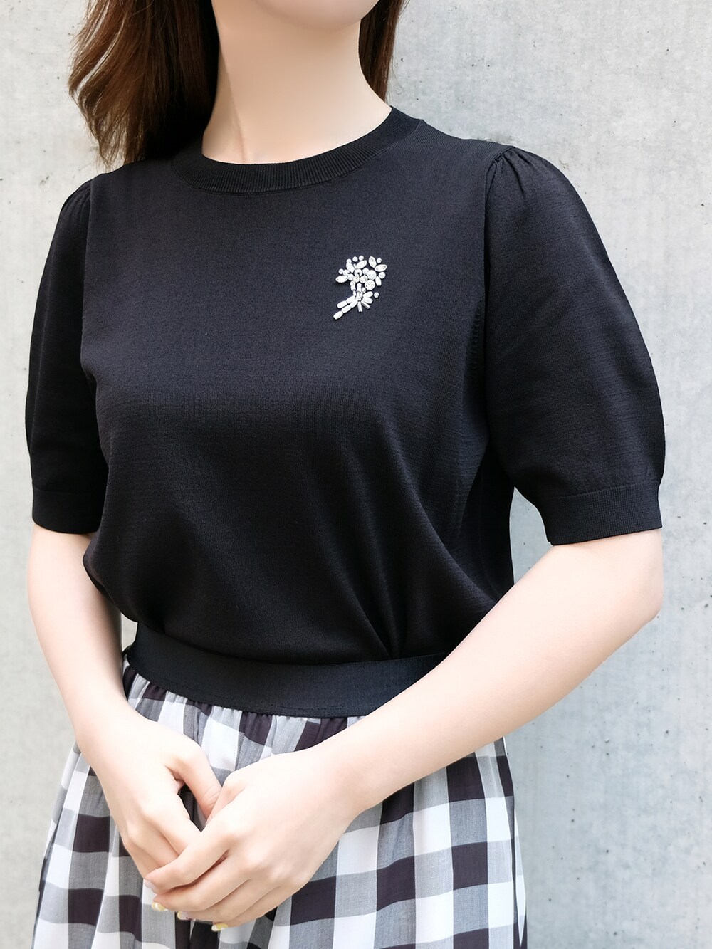 「モノトーンコーデ、STRAWBERRY-FIELDS、ブラックトップス、オンライン限定、接触冷感素材、春夏ファッション、エレガントスタイル、主役トップス、ブーケビジュー、大人の着映え服」｜「STRAWBERRY-FIELDSの【オンラインサイト限定】ブーケビジュー半袖プルオーバー（ニット/セーター、ブラック系）」を使った、STRAWBERRY-FIELDSさん（レディース・160cm）の春コーディネートの2枚目の写真