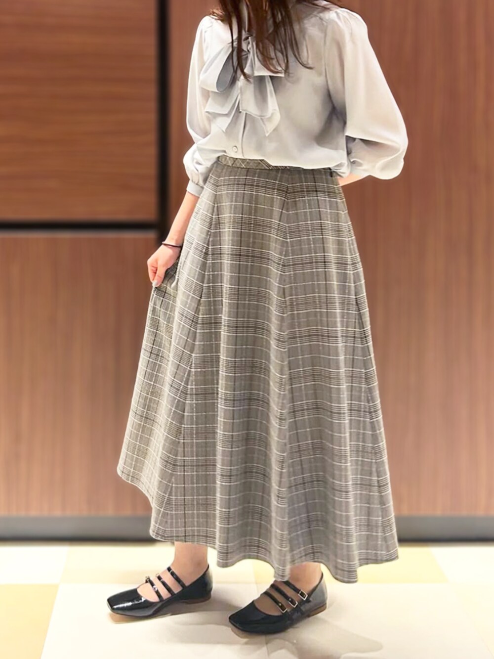 ブルー系のシャツ/ブラウス、グレー系のスカートを着用したレディースの秋コーディネートの2枚目の写真