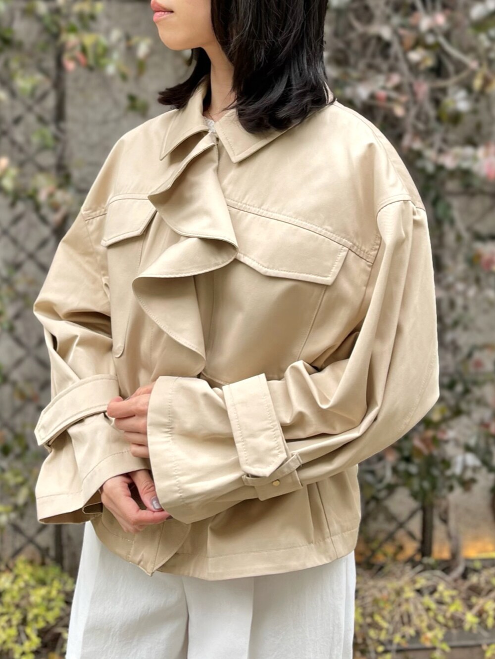 「ミリタリーブルゾン、きれいめカジュアル、ストレートパンツ、ichie、レーストップス、こなれ感、大人フェミニン、STRAWBERRY-FIELDS、ストロベリーフィールズ、上品コーデ、銀座店 _AYANO」｜「STRAWBERRY-FIELDSのｽﾄﾚｯﾁﾚｰｽﾄｯﾌﾟｽ（Tシャツ/カットソー、ホワイト系）」を使った、STRAWBERRY-FIELDSさん（レディース・162cm）の春コーディネートの3枚目の写真