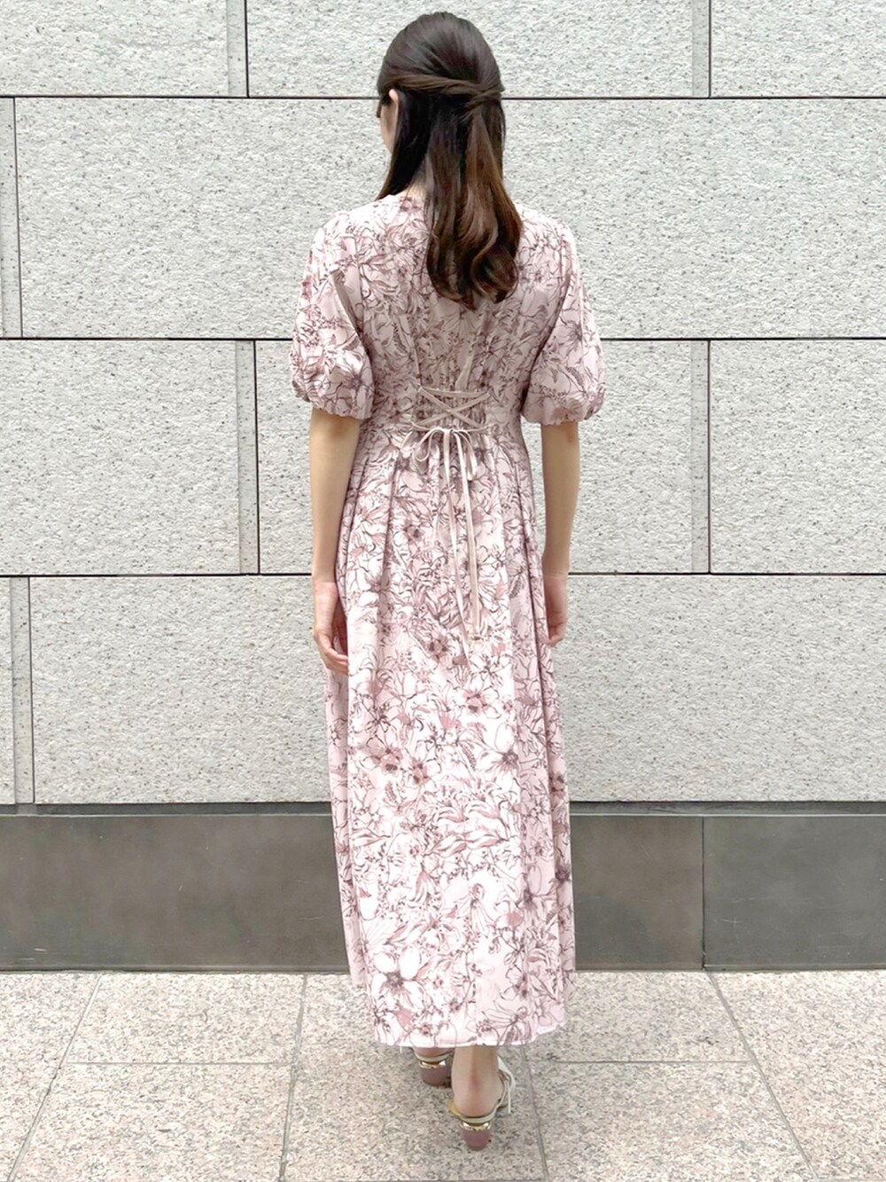 「ストロベリー、大人フェミニン、STRAWBERRY-FIELDS、上品スタイル、スタイルアップコーデ、きれいめワンピース、リリープリントワンピース、パフスリーブワンピース、リリープリント、コルセット風デザイン」｜「STRAWBERRY-FIELDSのリリープリントワンピース　ワンピース（ワンピース、ピンク系）」を使った、STRAWBERRY-FIELDSさん（レディース・158cm）の春コーディネートの3枚目の写真