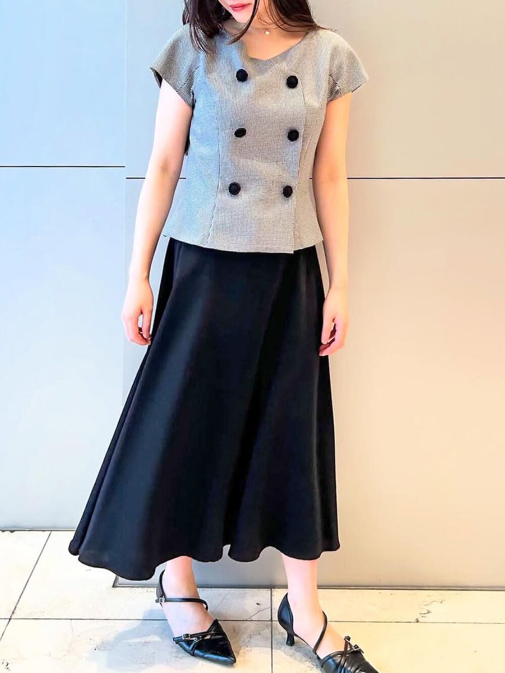 ブラック系のワンピースを着用したレディースの夏コーディネートの4枚目の写真