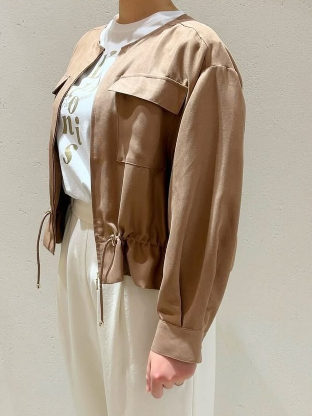 ホワイト系のその他パンツ、ブラウン系のシャツ/ブラウス、ホワイト系のTシャツ/カットソーを着用したレディースの秋コーディネートの2枚目の写真