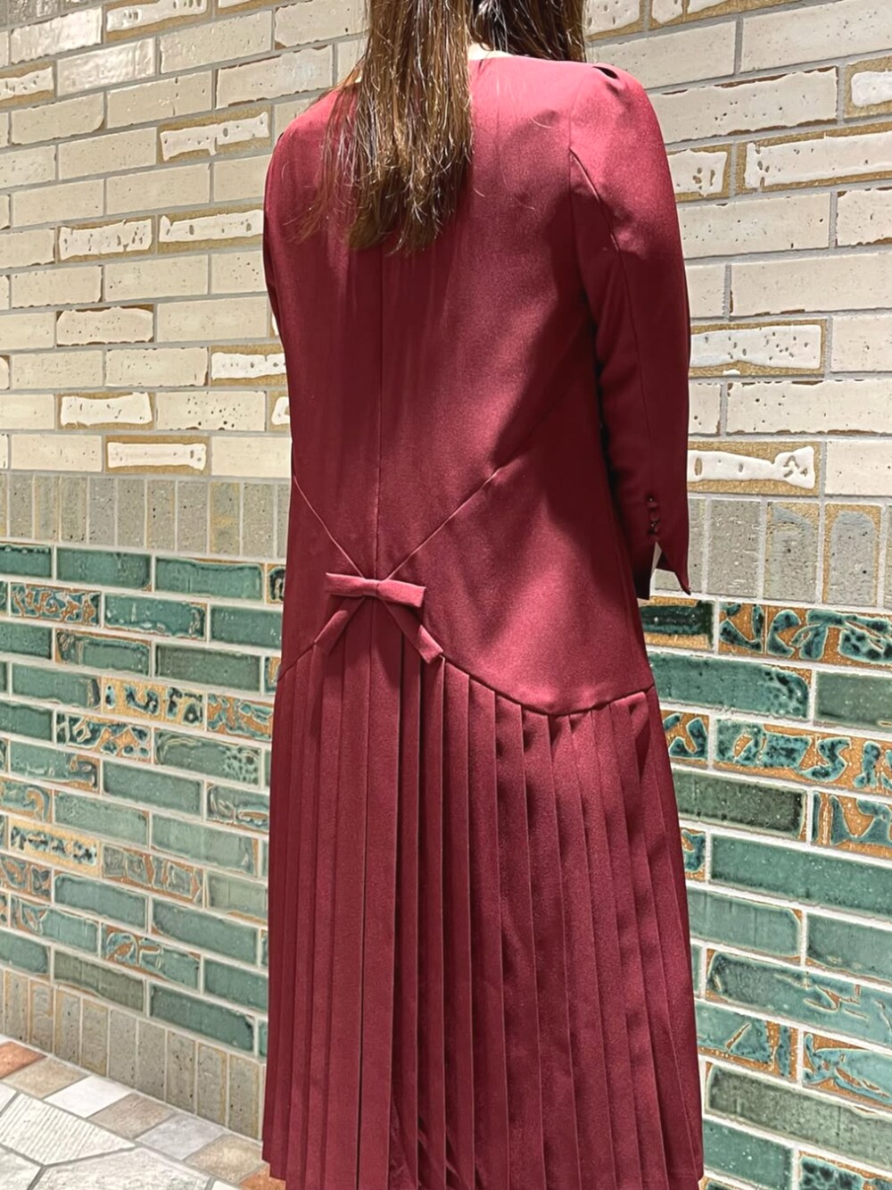 レッド系のワンピースを着用したレディースの秋コーディネートの2枚目の写真