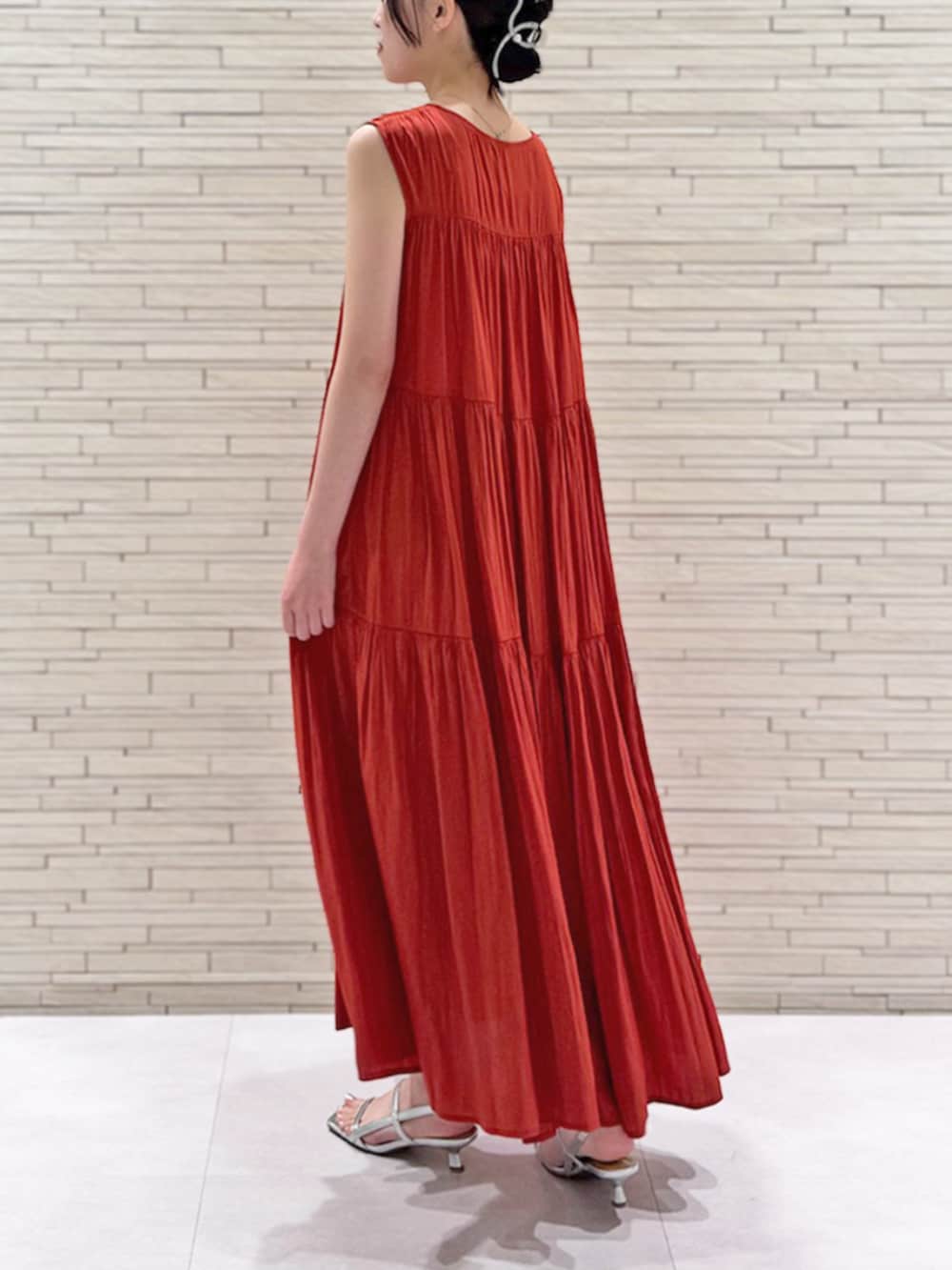 「池袋東武店_SEIRA、STRAWBERRY-FIELDS、パウダーサテン、ティアードワンピース、Vネックワンピース、涼しげコーデ、夏ワンピース、サマーバケーション、リラックスワンピース、ゆったりシルエット、ストレスフリー、妊婦さんにもおすすめ、手洗い可能、2025夏新作、一枚で決まるコーデ」｜「STRAWBERRY-FIELDSのパウダーサテンティアードワンピース（スカート、レッド系）」を使った、STRAWBERRY-FIELDSさん（レディース・157cm）の春コーディネートの2枚目の写真