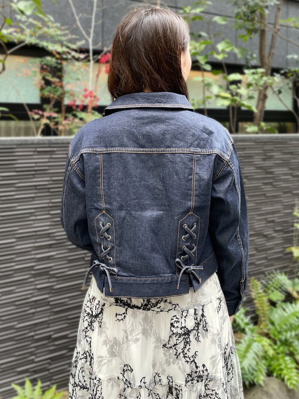 「ジャケットスタイル、春コーデ、ティアードスカート、甘辛ミックス、刺繍スカート、お呼ばれコーデ、大人フェミニン、STRAWBERRY-FIELDS、デニムジャンパー、京都ポルタ_RIKO」｜「STRAWBERRY-FIELDSのバックレースアップデニムジャンパー　ノーカラージャケット（ノーカラージャケット、ブルー系）」を使った、STRAWBERRY-FIELDSさん（レディース・158cm）の春コーディネートの3枚目の写真