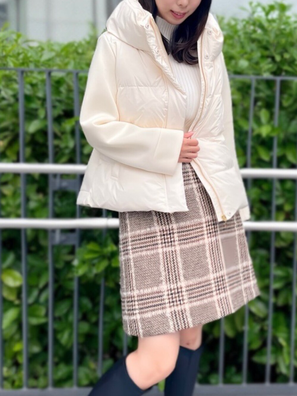 「なんばCITY店_YUZUKI、STRAWBERRY-FIELDS(STRAWBERRY-FIELDS)、ICHIE、チェックミニスカート、フラッフィーチェック、モヘアループ糸、グレンチェック、台形シルエット、秋冬ミニスカート、大人ガーリー、クラシカルコーデ、ダブルフェイス素材、フェミニンスタイル、ドライクリーニング」｜「STRAWBERRY-FIELDSのﾌﾗｯﾌｨｰﾁｪｯｸﾐﾆｽｶｰﾄ（スカート、ブラウン系）」を使った、STRAWBERRY-FIELDSさん（レディース・160cm）の冬コーディネートの2枚目の写真