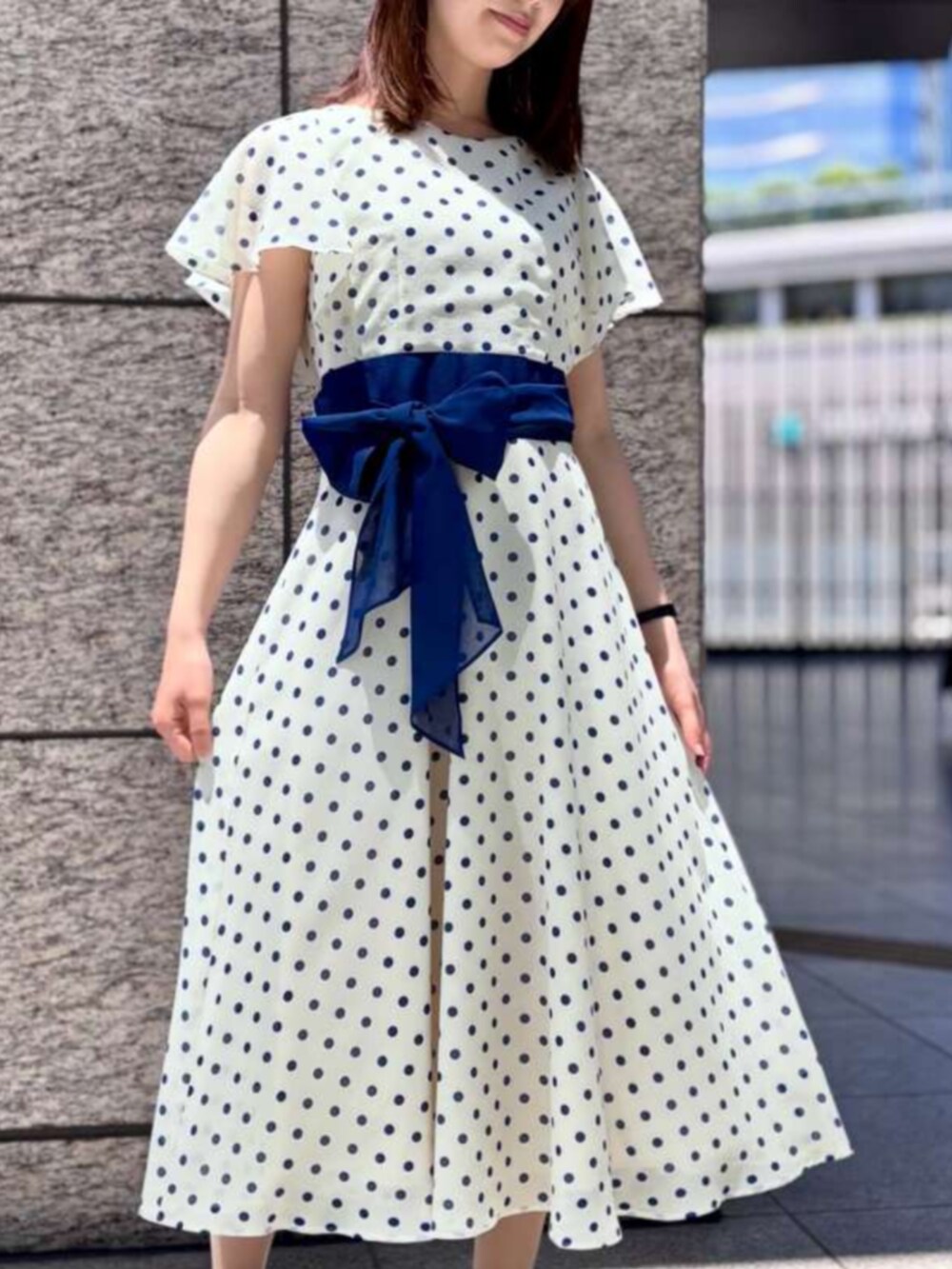 ホワイト系のTシャツ/カットソーを着用したレディースの夏コーディネートの2枚目の写真