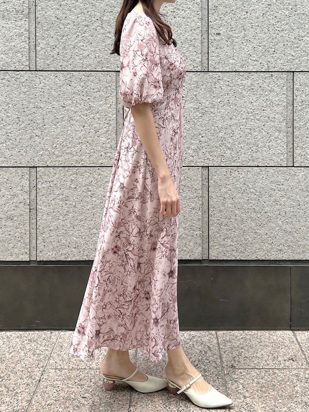 「ストロベリー、大人フェミニン、STRAWBERRY-FIELDS、上品スタイル、スタイルアップコーデ、きれいめワンピース、リリープリントワンピース、パフスリーブワンピース、リリープリント、コルセット風デザイン」｜「STRAWBERRY-FIELDSのリリープリントワンピース　ワンピース（ワンピース、ピンク系）」を使った、STRAWBERRY-FIELDSさん（レディース・158cm）の春コーディネートの2枚目の写真