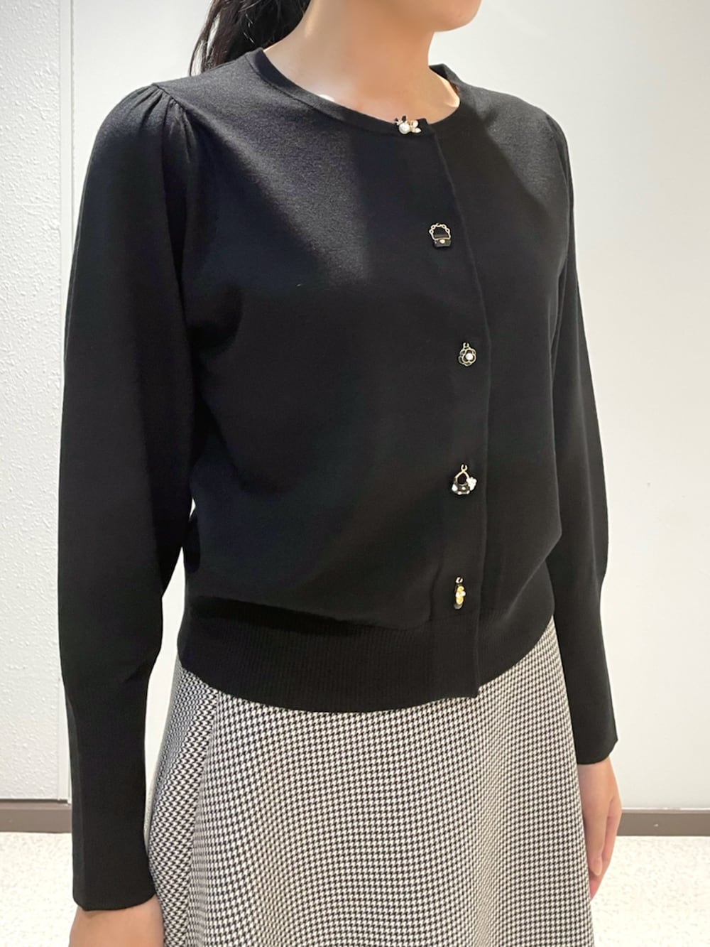 ホワイト系のスカートを着用したレディースの秋コーディネートの2枚目の写真