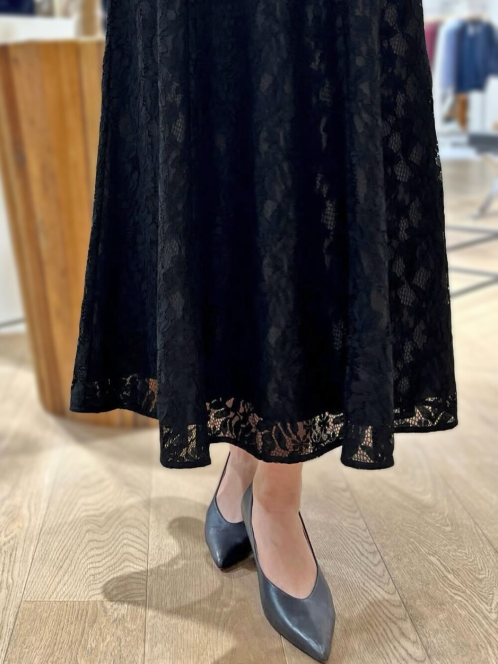 ブラック系のシャツ/ブラウス、ブラック系のスカートを着用したレディースの秋コーディネートの4枚目の写真