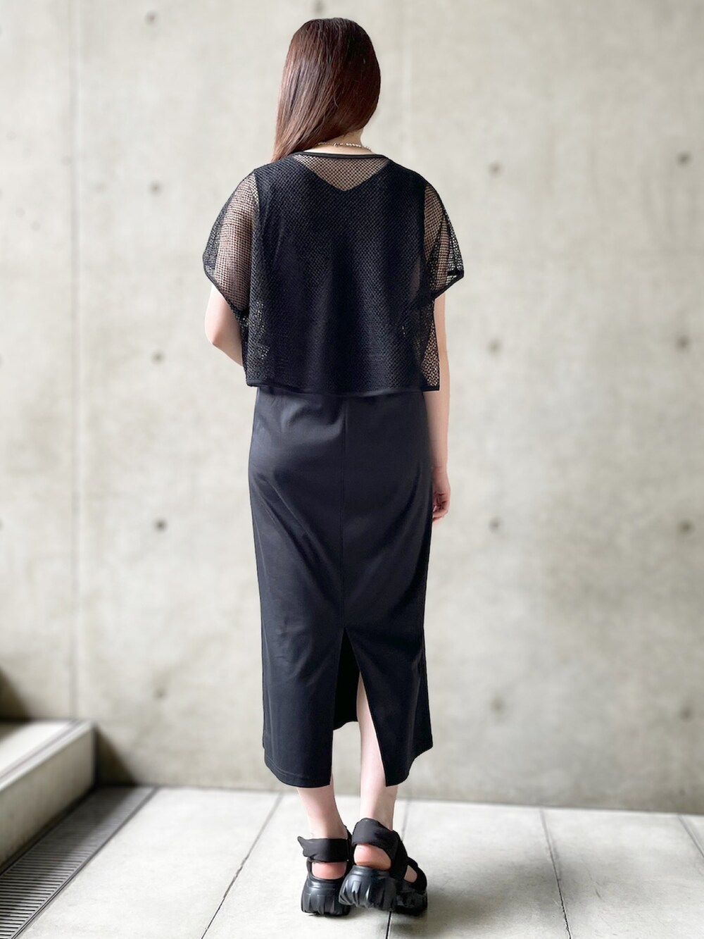 「セットアップ、ブラックコーデ、リラックスコーデ、ichie、メッシュトップス、STRAWBERRY-FIELDS、涼しげワンピ、京都ポルタ店_HARUKA、2025SSLOOKBOOK、夏の黒スタイル、メッシュニット」｜「STRAWBERRY-FIELDSのメッシュトップス×ワンピースセットアップ（ワンピース、ブラック系）」を使った、STRAWBERRY-FIELDSさん（レディース・168cm）の春コーディネートの3枚目の写真