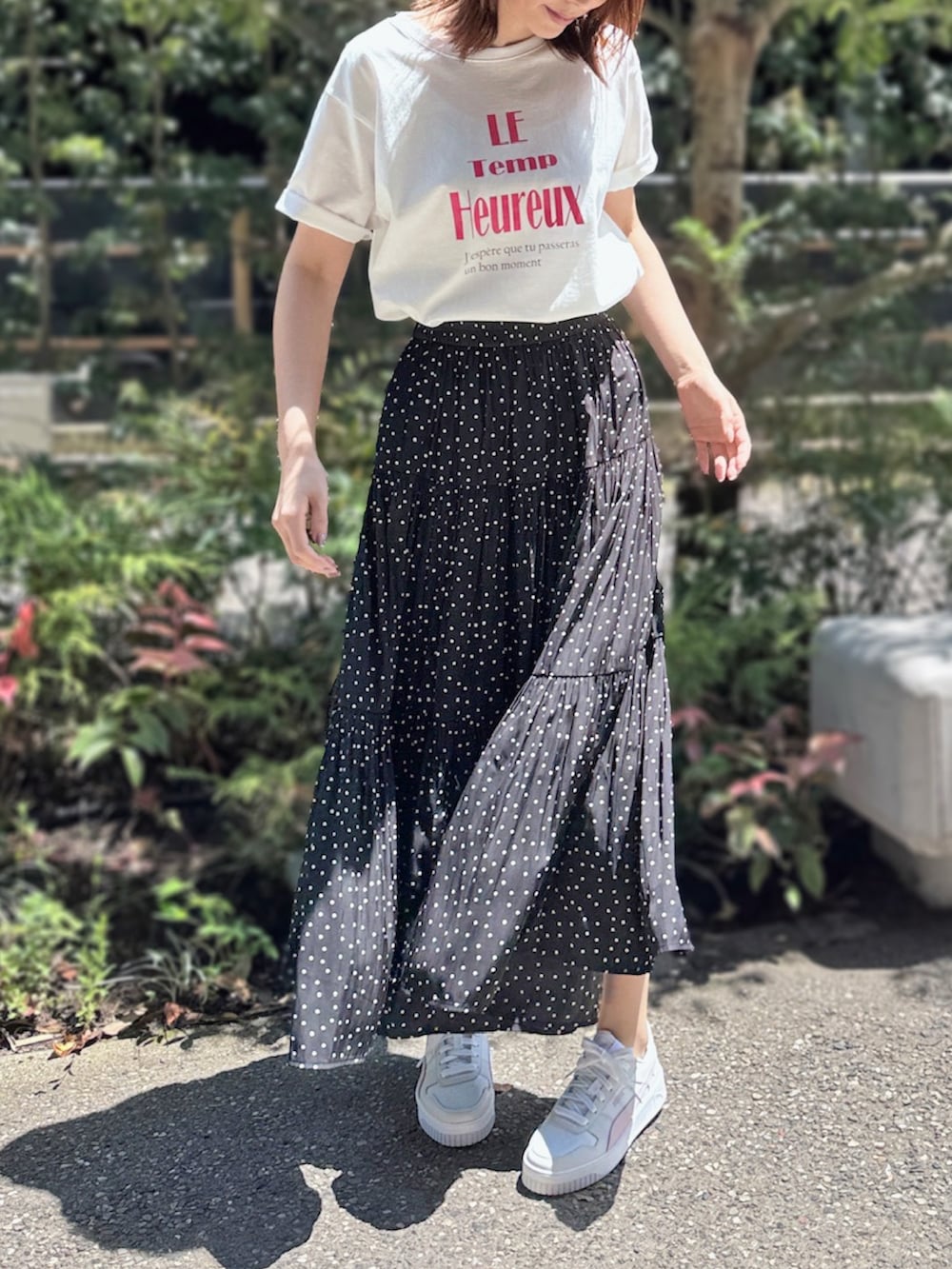 「アミュプラザ鹿児島店_SAYAKA、STRAWBERRY-FIELDS、ストロベリーフィールズ、ロゴプリントTシャツ、プレミア天竺、レターロゴT、パウダーサテン、ドットスカート、夏カジュアルコーデ、ティアードスカート」｜「STRAWBERRY-FIELDSのレターロゴプリントTシャツ（Tシャツ/カットソー、ホワイト系）」を使った、STRAWBERRY-FIELDSさん（レディース・163cm）の春コーディネートの2枚目の写真