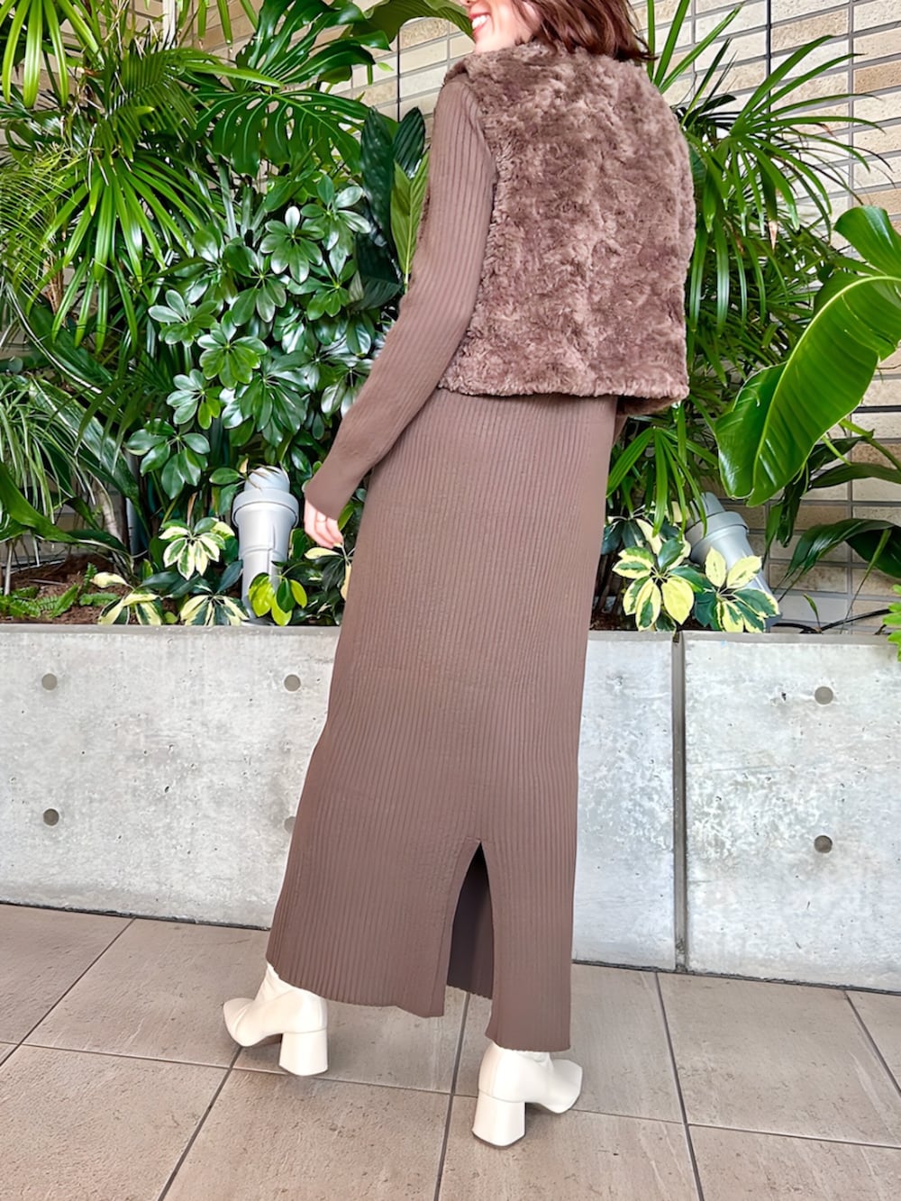 ブラウン系のワンピースを着用したレディースの秋コーディネートの2枚目の写真