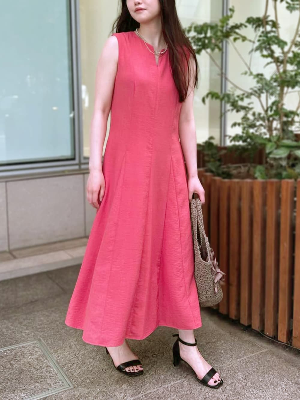 「京王新宿店_CHISATO、STRAWBERRY-FIELDS、タンブラーブッチャー、ノースリーブワンピース、フィットアンドフレア、リネンライク素材、キーネック、エレガントスタイル、涼しげコーデ、サマーワンピース、大人フェミニン、きれいめカジュアル、一枚でサマ見え、美シルエット、LOOK BOOK掲載」｜「STRAWBERRY-FIELDSの美シルエットワンピース（ワンピース、レッド系）」を使った、STRAWBERRY-FIELDSさん（レディース・155cm）の春コーディネートの2枚目の写真