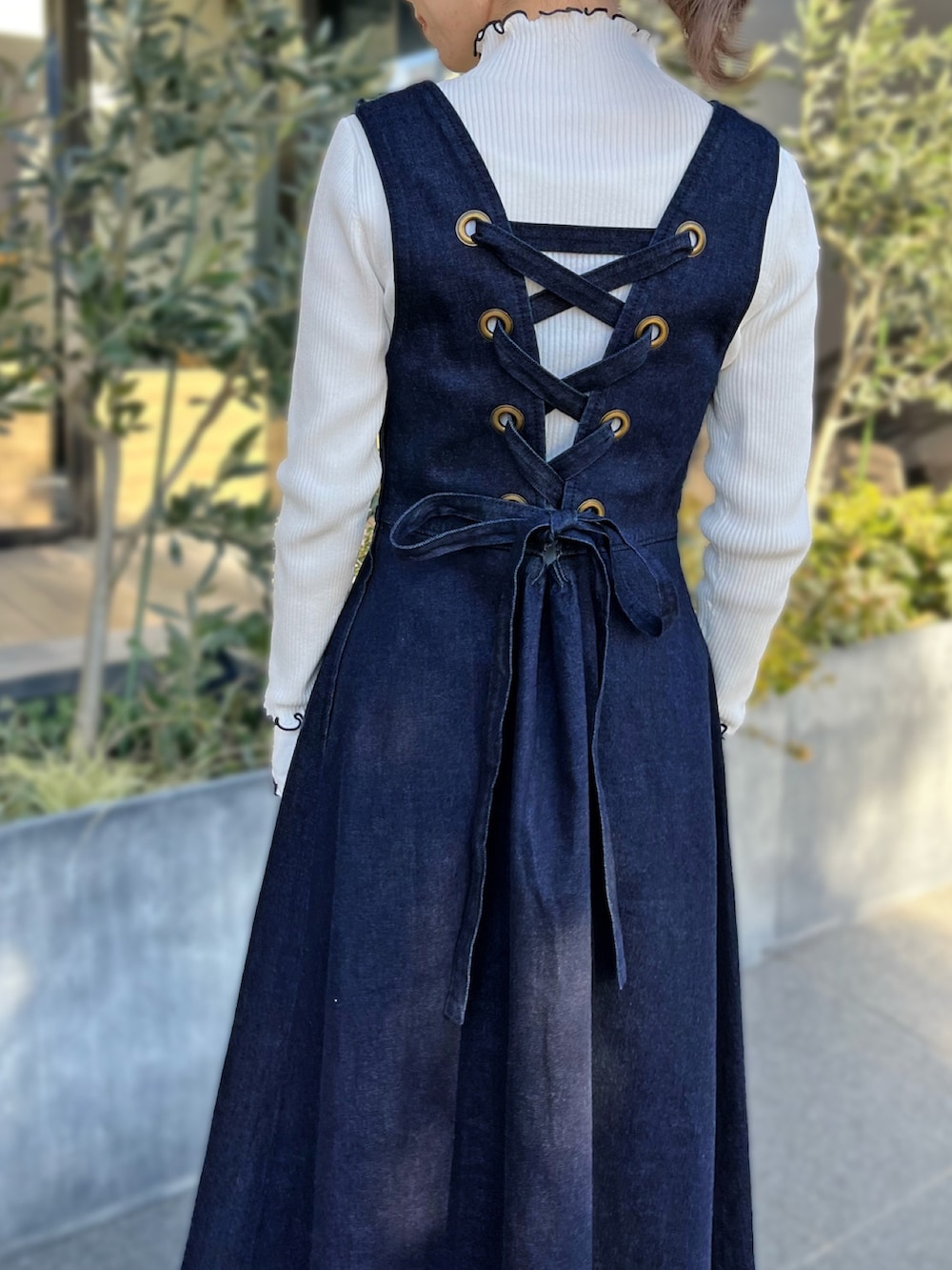 「ワンピース、ジャンパースカート、STRAWBERRY-FIELDS、バックレースアップ、アリコットストレッチ、金沢店_EMI」｜「STRAWBERRY-FIELDSのアリコットストレッチ＿バックレースアップジャンパースカート　ワンピース（ワンピース、ブルー系）」を使った、STRAWBERRY-FIELDSさん（レディース・154cm）の冬コーディネートの3枚目の写真