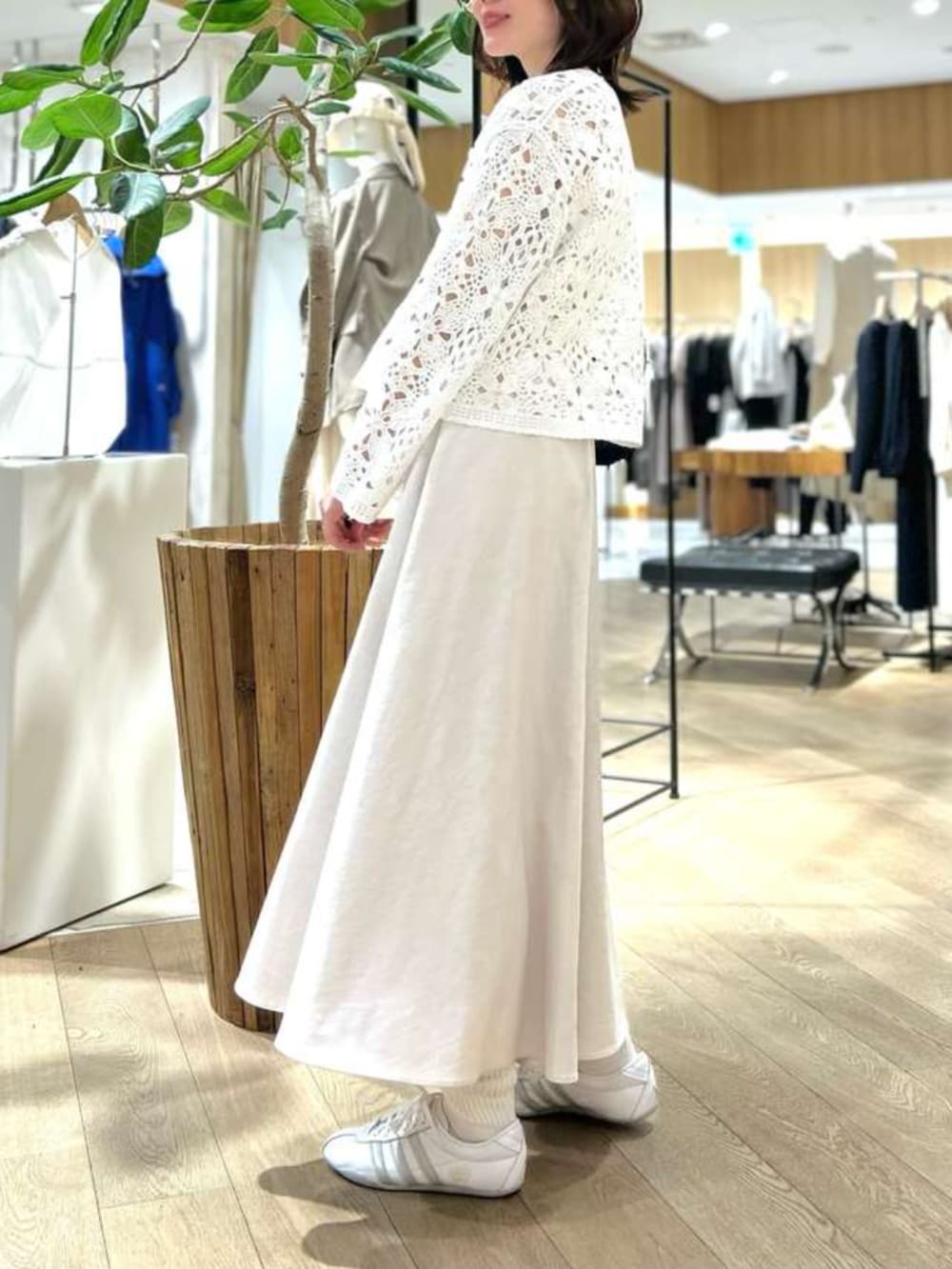 ホワイト系のその他アウター、ベージュ系のスカートを着用したレディースの春コーディネートの3枚目の写真