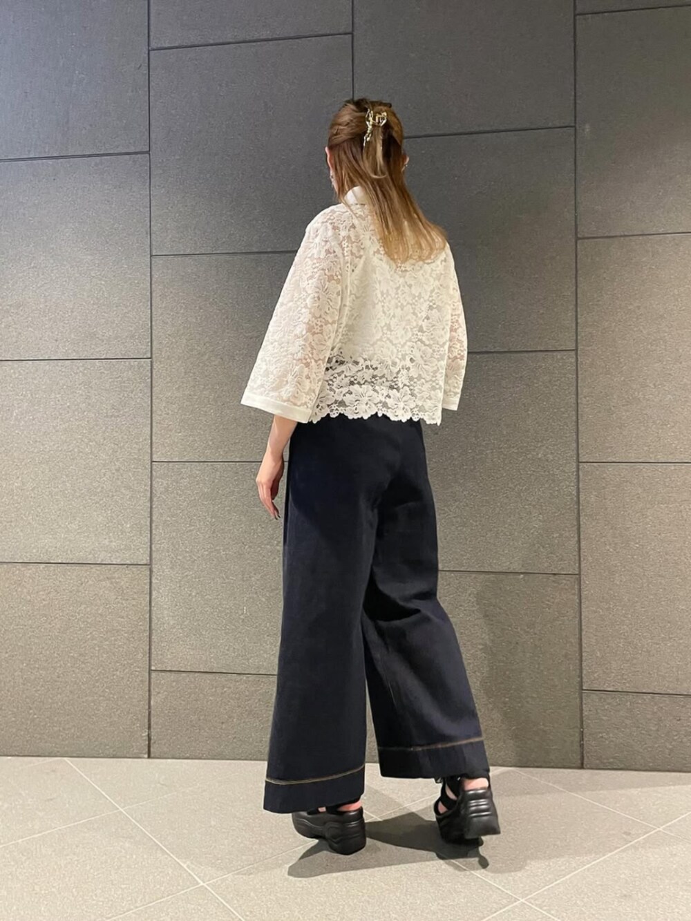 ブルー系のその他パンツ、ホワイト系のシャツ/ブラウスを着用したレディースの秋コーディネートの3枚目の写真