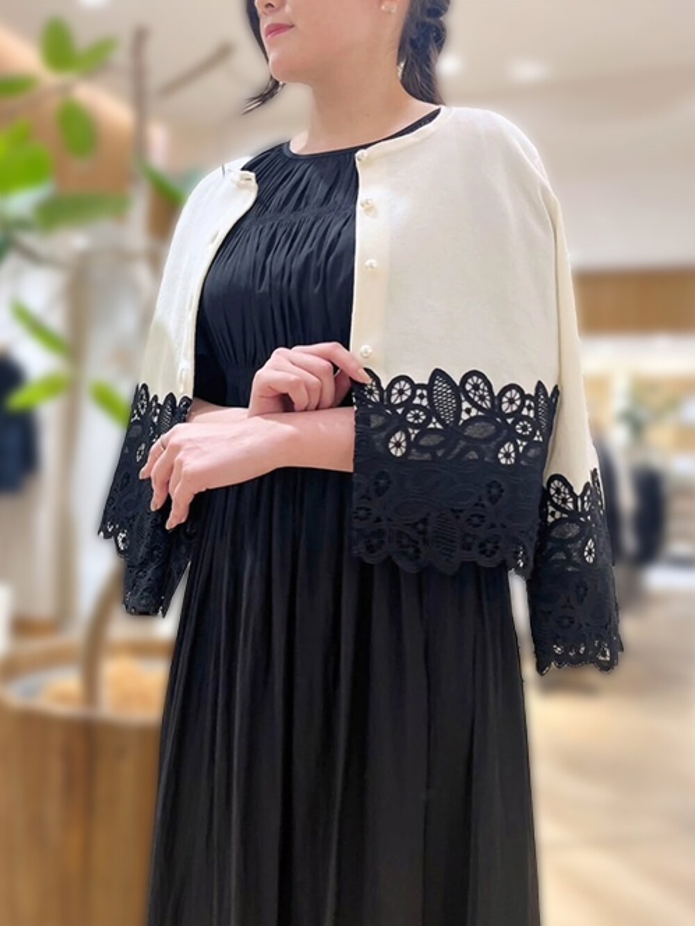 「レースジャケット、初夏スタイル、大人フェミニン、ブラックワンピース、ストロベリーフィールズ、オフィスコーデ、シャーリングワンピース、涼しげコーデ、STRAWBERRYFIELDS、なんばCITY店_AKASHI」｜「STRAWBERRY-FIELDSのパウダーサテンフレアスリーブワンピース　ワンピース（ワンピース、ブラック系）」を使った、STRAWBERRY-FIELDSさん（レディース・159cm）の春コーディネートの4枚目の写真