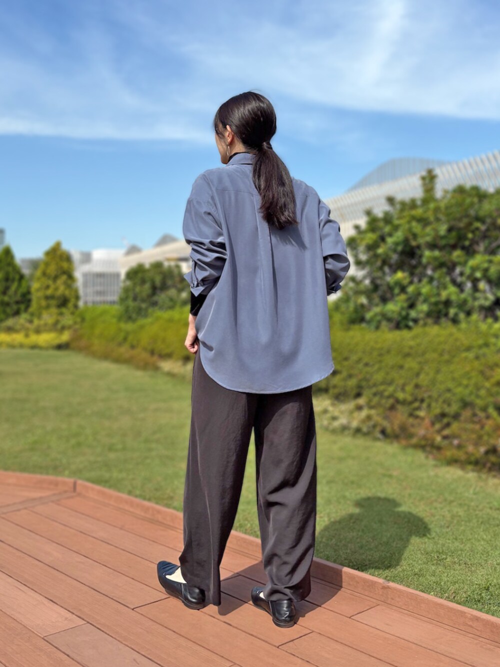 ブラック系のその他パンツ、ブルー系のシャツ/ブラウス、ブラック系のTシャツ/カットソーを着用したレディースの秋コーディネートの2枚目の写真