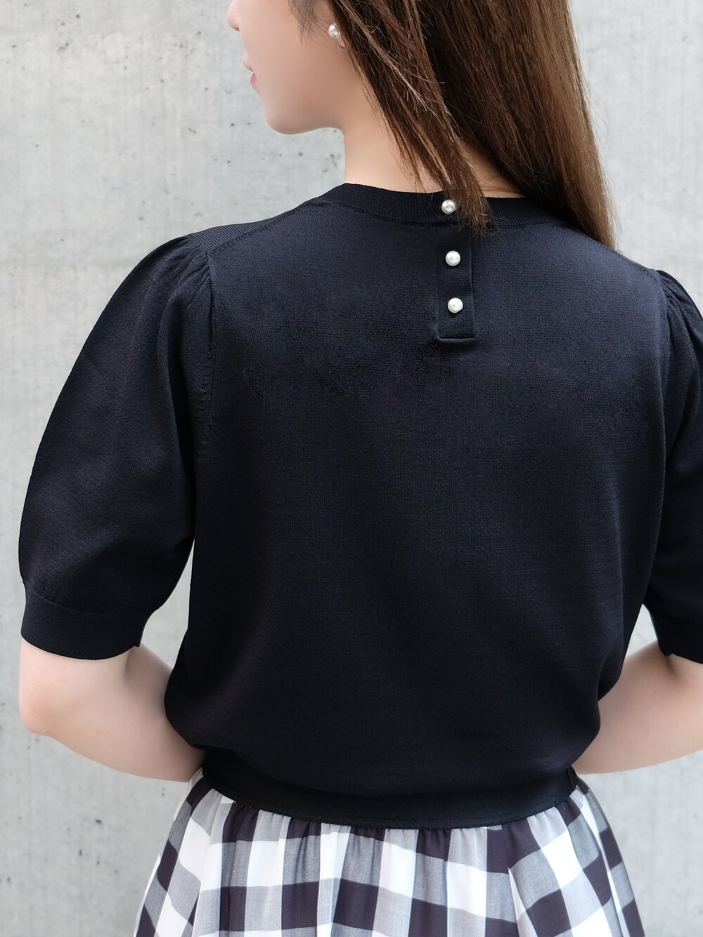 「モノトーンコーデ、STRAWBERRY-FIELDS、ブラックトップス、オンライン限定、接触冷感素材、春夏ファッション、エレガントスタイル、主役トップス、ブーケビジュー、大人の着映え服」｜「STRAWBERRY-FIELDSの【オンラインサイト限定】ブーケビジュー半袖プルオーバー（ニット/セーター、ブラック系）」を使った、STRAWBERRY-FIELDSさん（レディース・160cm）の春コーディネートの3枚目の写真