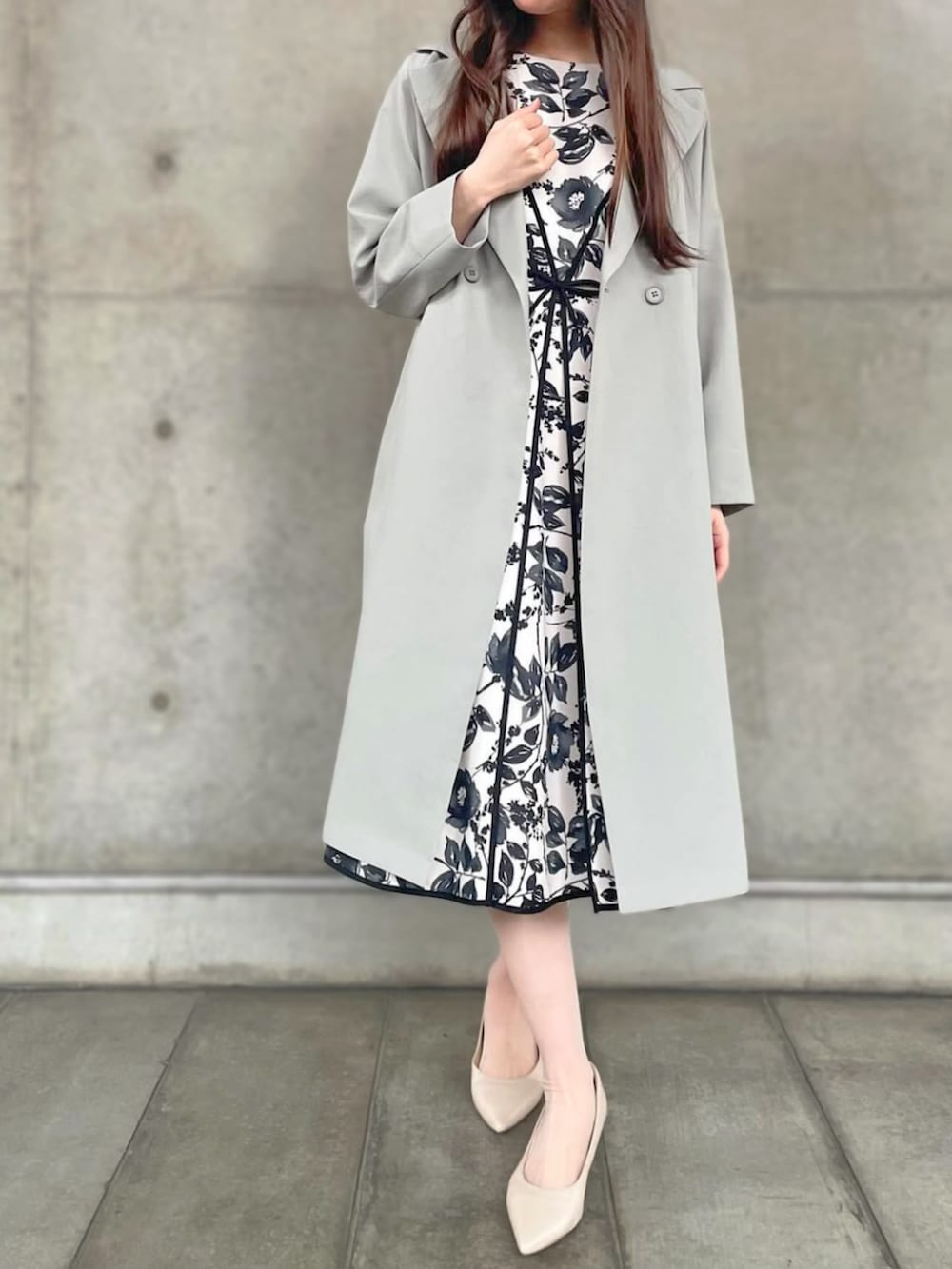 グリーン系のその他アウターを着用したレディースの秋コーディネートの3枚目の写真