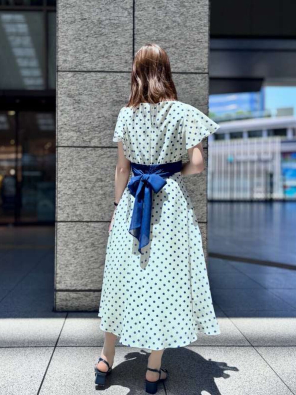 ホワイト系のTシャツ/カットソーを着用したレディースの夏コーディネートの3枚目の写真