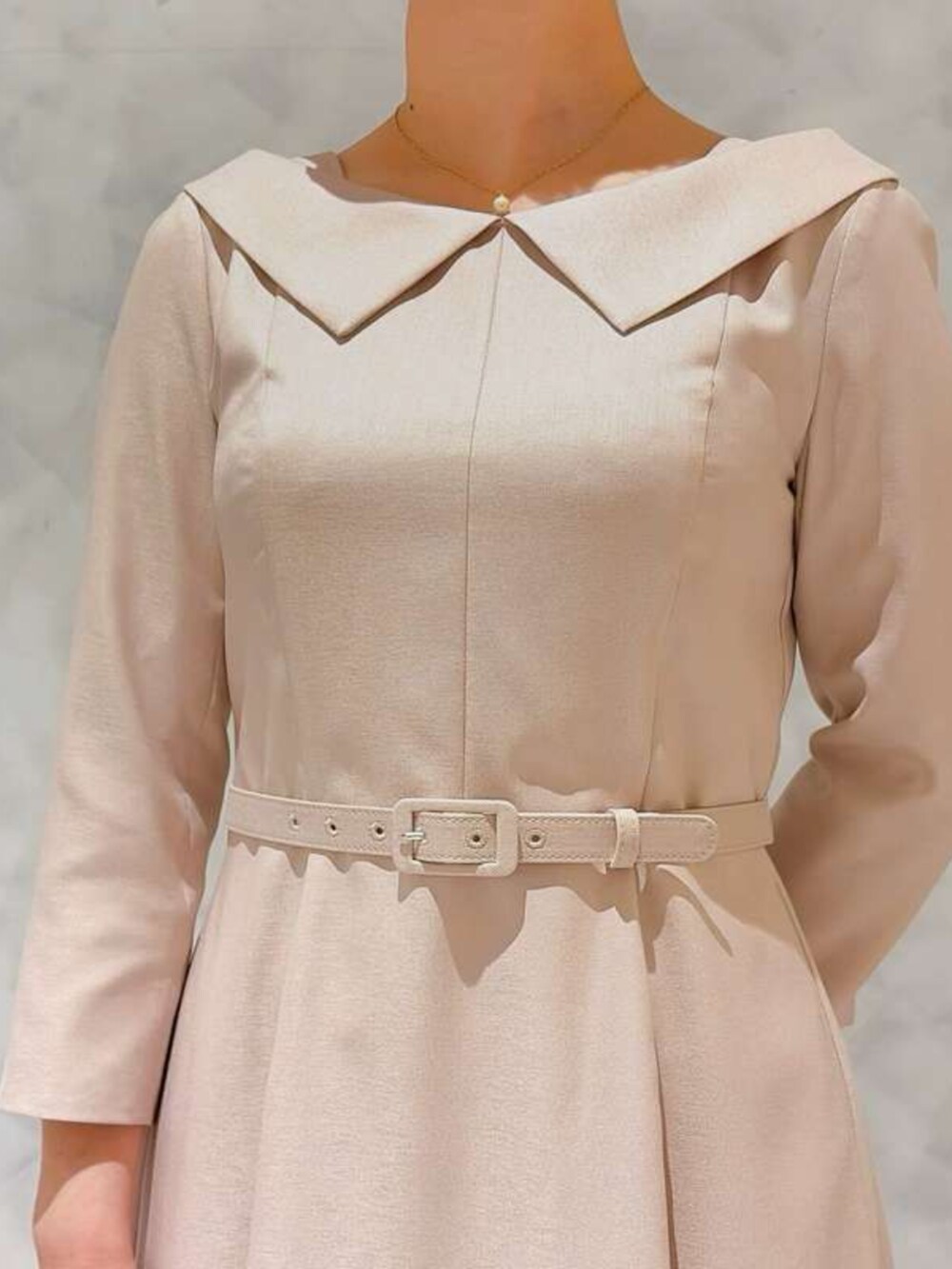 ピンク系のワンピースを着用したレディースの春コーディネートの3枚目の写真