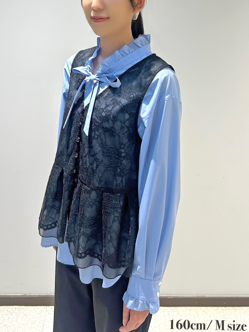 ブラック系のその他トップス、ブルー系のシャツ/ブラウスを着用したレディースの秋コーディネートの2枚目の写真