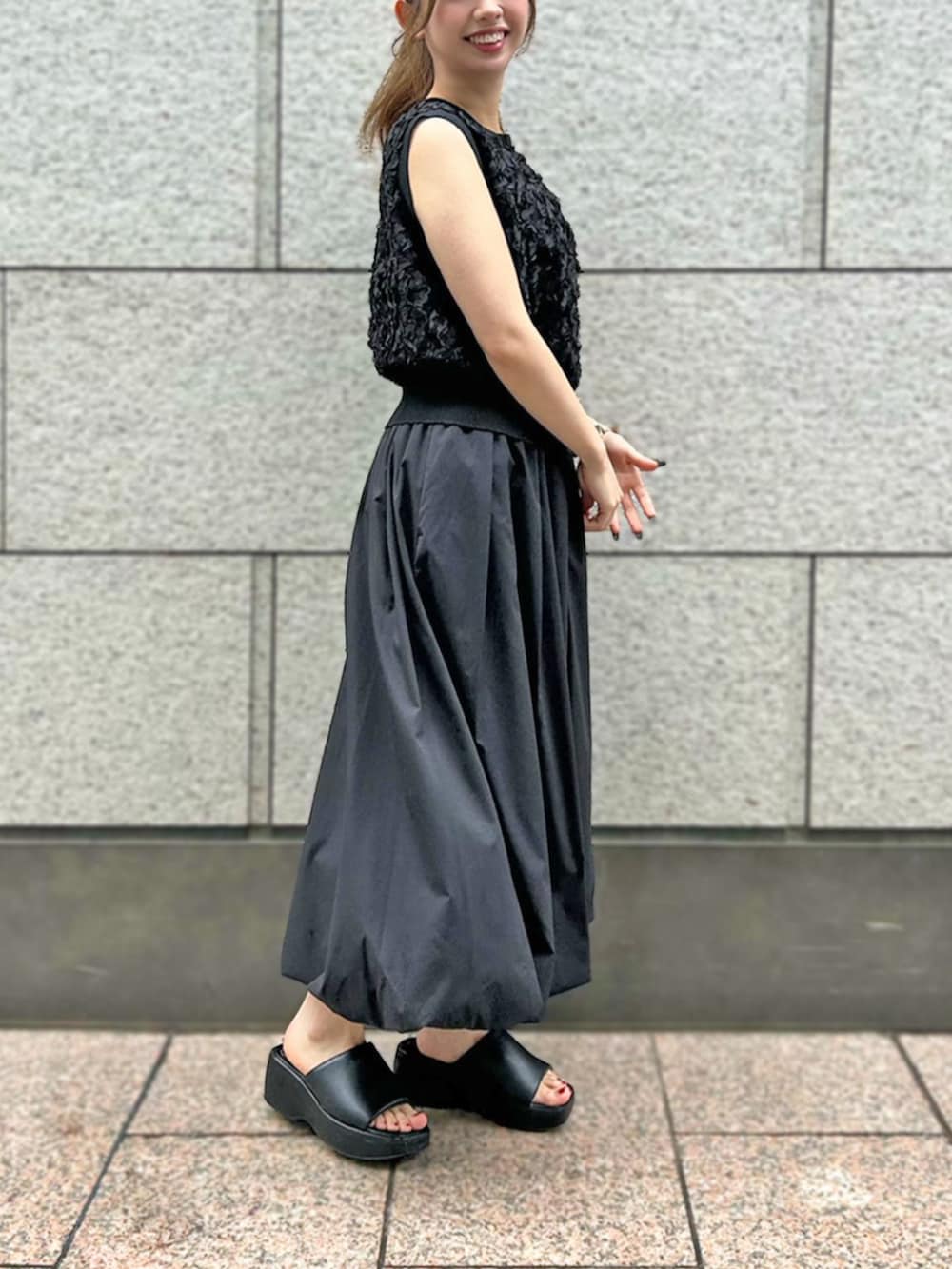 「銀座店_CHIERI、STRAWBERRY-FIELDS(STRAWBERRY-FIELDS)、2WAYニット、バルーンスカート、レーストップス、ブラックコーデ、大人フェミニン、お呼ばれスタイル、デートコーデ、レディライク、洗濯機OK、着回しニット、きれいめカジュアル、LOOKBOOK掲載アイテム、ノースリーブニット」｜「STRAWBERRY-FIELDSのミルキータフタ_バルーンタフタスカート（スカート、ブラック系）」を使った、STRAWBERRY-FIELDSさん（レディース・154cm）の夏コーディネートの2枚目の写真