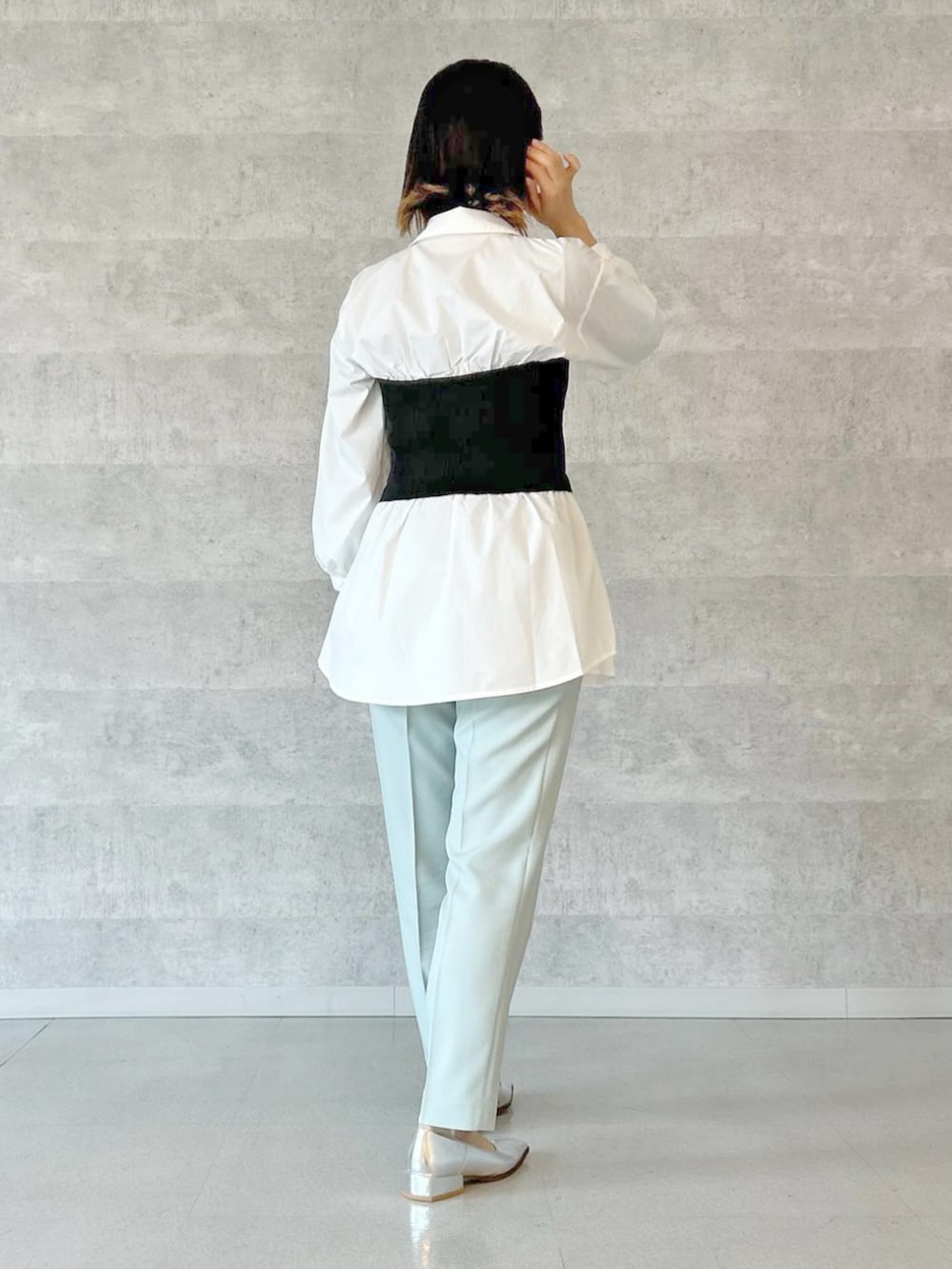 グリーン系のその他パンツを着用したレディースの冬コーディネートの2枚目の写真