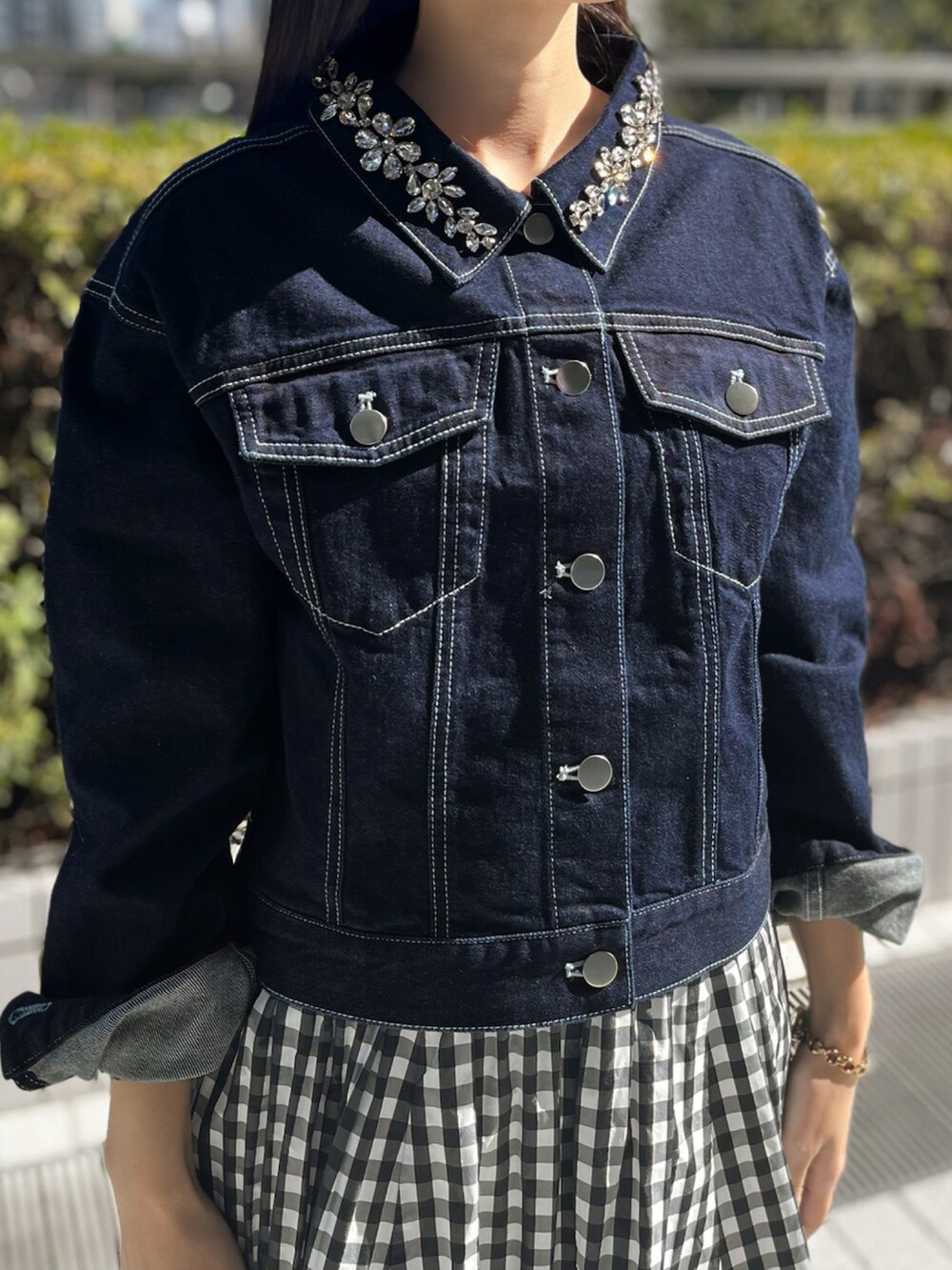 「デニムジャケット、大人カジュアル、お呼ばれコーデ、ビジュー付き、岡山デニム、STRAWBERRY-FIELDS、着回し抜群、ストレッチ素材、カジュアルエレガント、シーズンレスコーデ」｜「STRAWBERRY-FIELDSの襟ビジュー付デニムジャンパー（デニムジャケット、ブルー系）」を使った、STRAWBERRY-FIELDSさん（レディース・154cm）の冬コーディネートの2枚目の写真