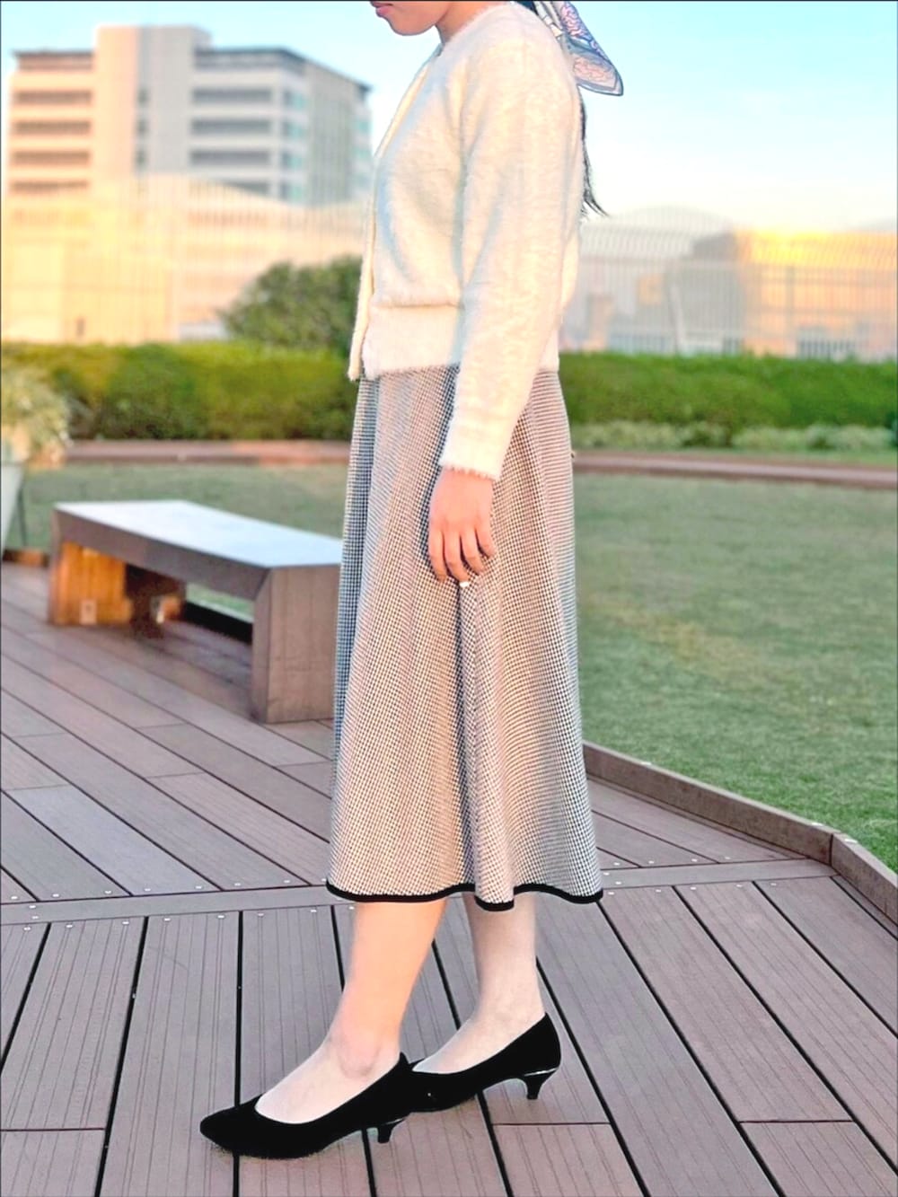 ホワイト系のカーディガン/ボレロを着用したレディースの秋コーディネートの2枚目の写真