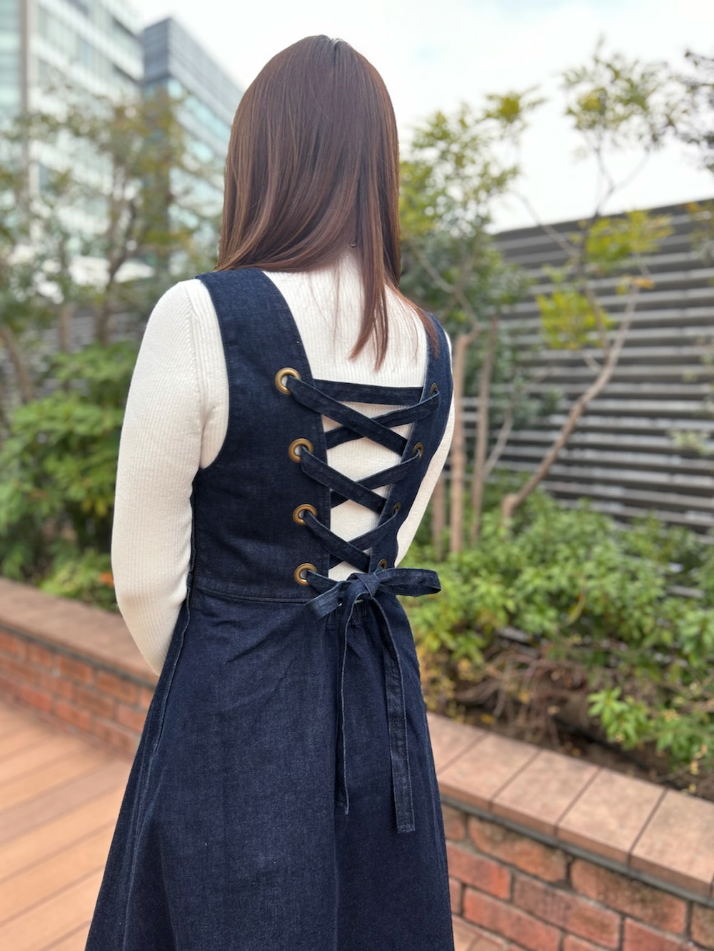 「ワンピース、ジャンパースカート、デートコーデ、STRAWBERRY-FIELDS、バックレースアップ、アリコットストレッチ、アトレ川崎店_ARISA」｜「STRAWBERRY-FIELDSのアリコットストレッチ＿バックレースアップジャンパースカート　ワンピース（ワンピース、ブルー系）」を使った、STRAWBERRY-FIELDSさん（レディース・158cm）の冬コーディネートの3枚目の写真