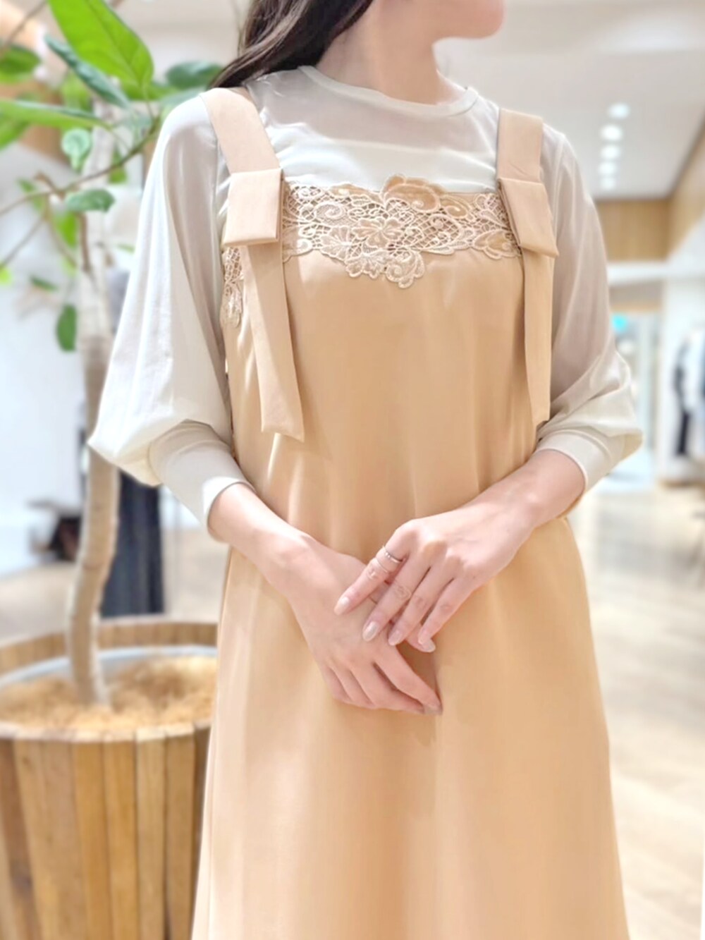 ホワイト系のTシャツ/カットソー、ベージュ系のジャンパースカートを着用したレディースの秋コーディネートの3枚目の写真