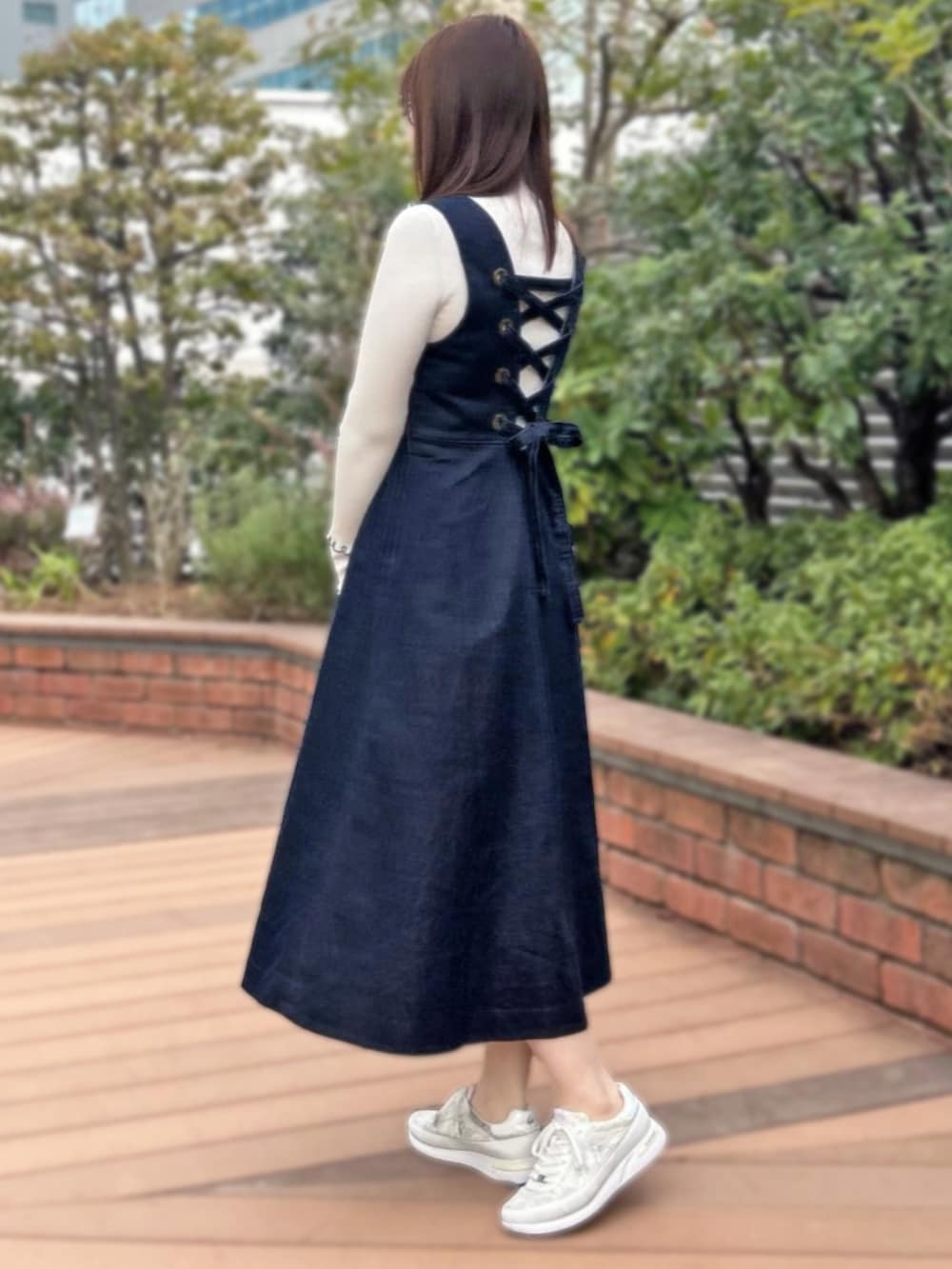 「ワンピース、ジャンパースカート、デートコーデ、STRAWBERRY-FIELDS、バックレースアップ、アリコットストレッチ、アトレ川崎店_ARISA」｜「STRAWBERRY-FIELDSのアリコットストレッチ＿バックレースアップジャンパースカート　ワンピース（ワンピース、ブルー系）」を使った、STRAWBERRY-FIELDSさん（レディース・158cm）の冬コーディネートの4枚目の写真