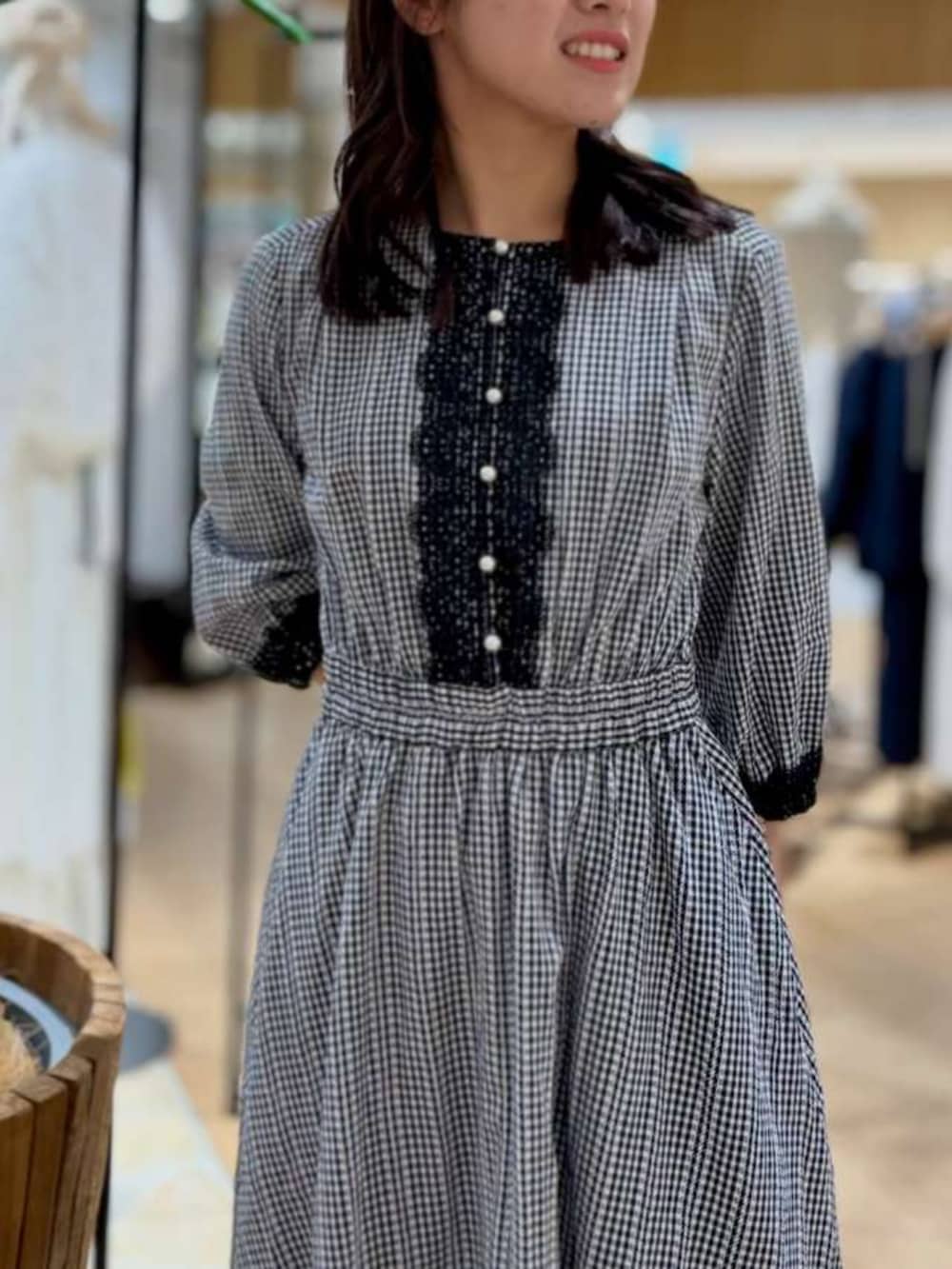 ブラック系のワンピースを着用したレディースの春コーディネートの2枚目の写真