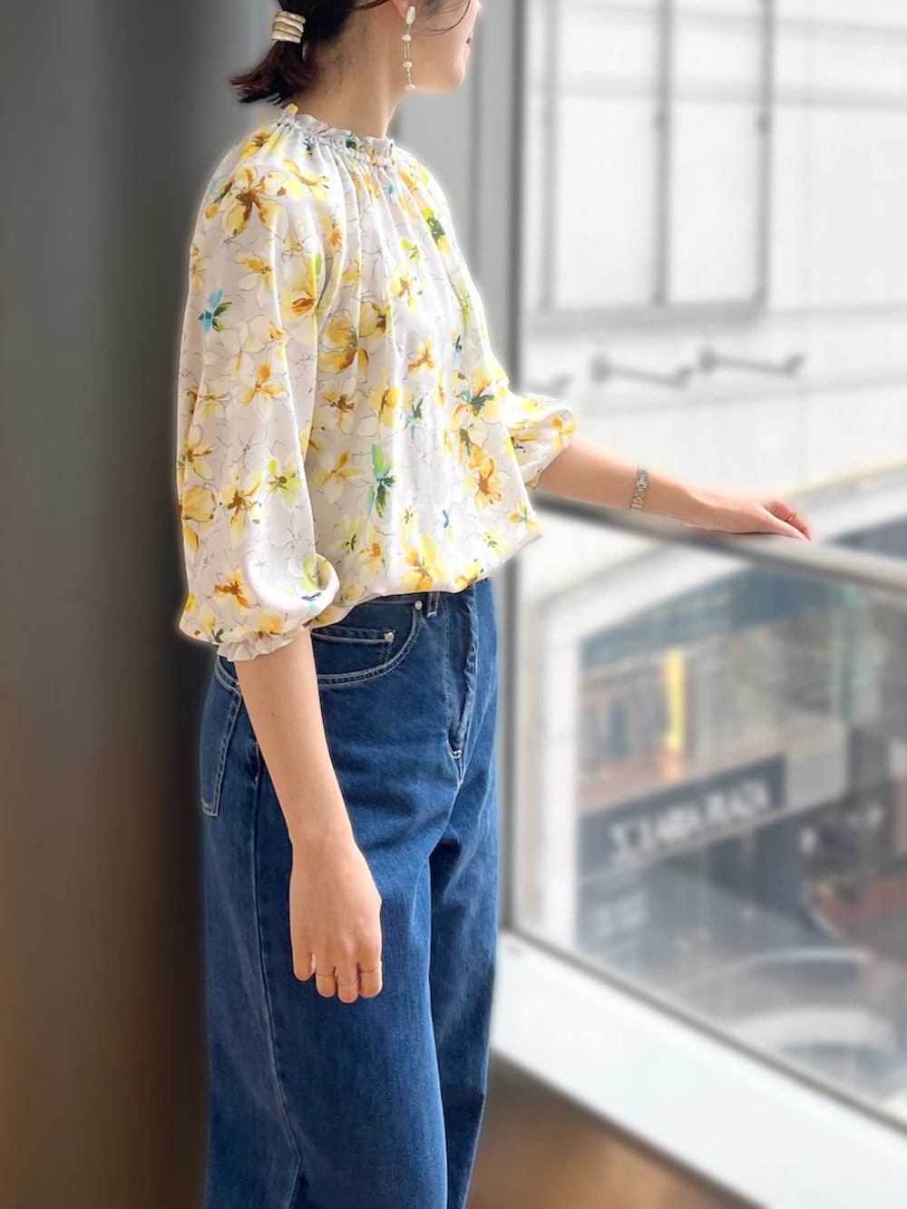 「きれいめカジュアル、スタイルアップ、デニムコーデ、華やかコーデ、ストレートデニム、花柄ブラウス、大人フェミニン、STRAWBERRY-FIELDS、ストロベリーフィールズ、上品スタイル、天神地下街店_KAYOKO」｜「STRAWBERRY-FIELDSのｶﾗｰｱｰﾄﾌﾗﾜｰﾌﾞﾗｳｽ（Tシャツ/カットソー、イエロー系）」を使った、STRAWBERRY-FIELDSさん（レディース・167cm）の春コーディネートの3枚目の写真