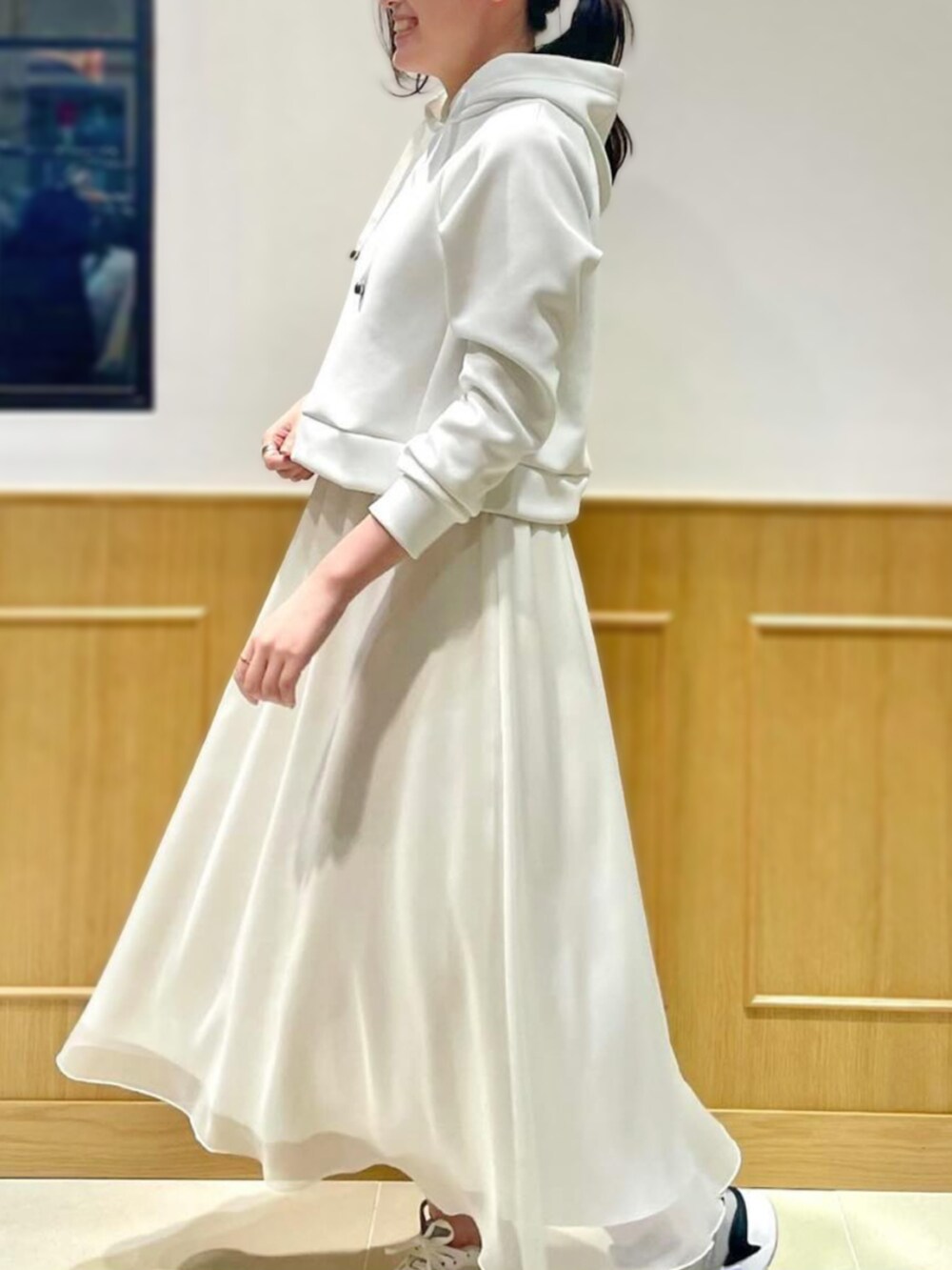 ホワイト系のスカートを着用したレディースの冬コーディネートの2枚目の写真