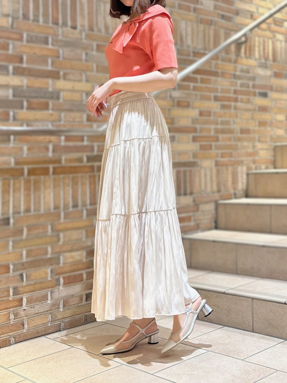 「アトレ吉祥寺店_SAYUMI、STRAWBERRY-FIELDS、ストロベリーフィールズ、リボンネックニット、コーラルピンク、パウダーサテン、ティアードスカート、マリンスタイル、フェミニンカジュアル、夏のお出かけスタイル」｜「STRAWBERRY-FIELDSのリボンネックニット（ニット/セーター、オレンジ系）」を使った、STRAWBERRY-FIELDSさん（レディース・162cm）の春コーディネートの3枚目の写真