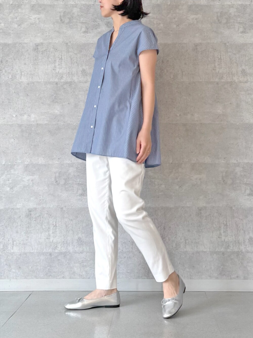 ホワイト系のその他パンツ、その他のシャツ/ブラウスを着用したレディースの夏コーディネートの4枚目の写真