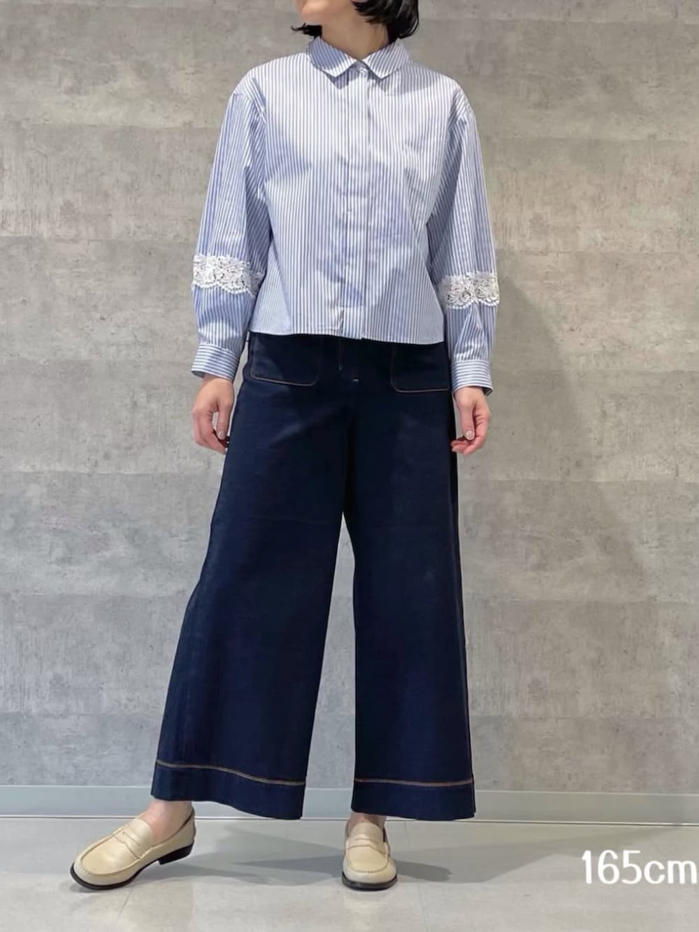 ブルー系のその他パンツ、その他のシャツ/ブラウスを着用したレディースの冬コーディネートの3枚目の写真