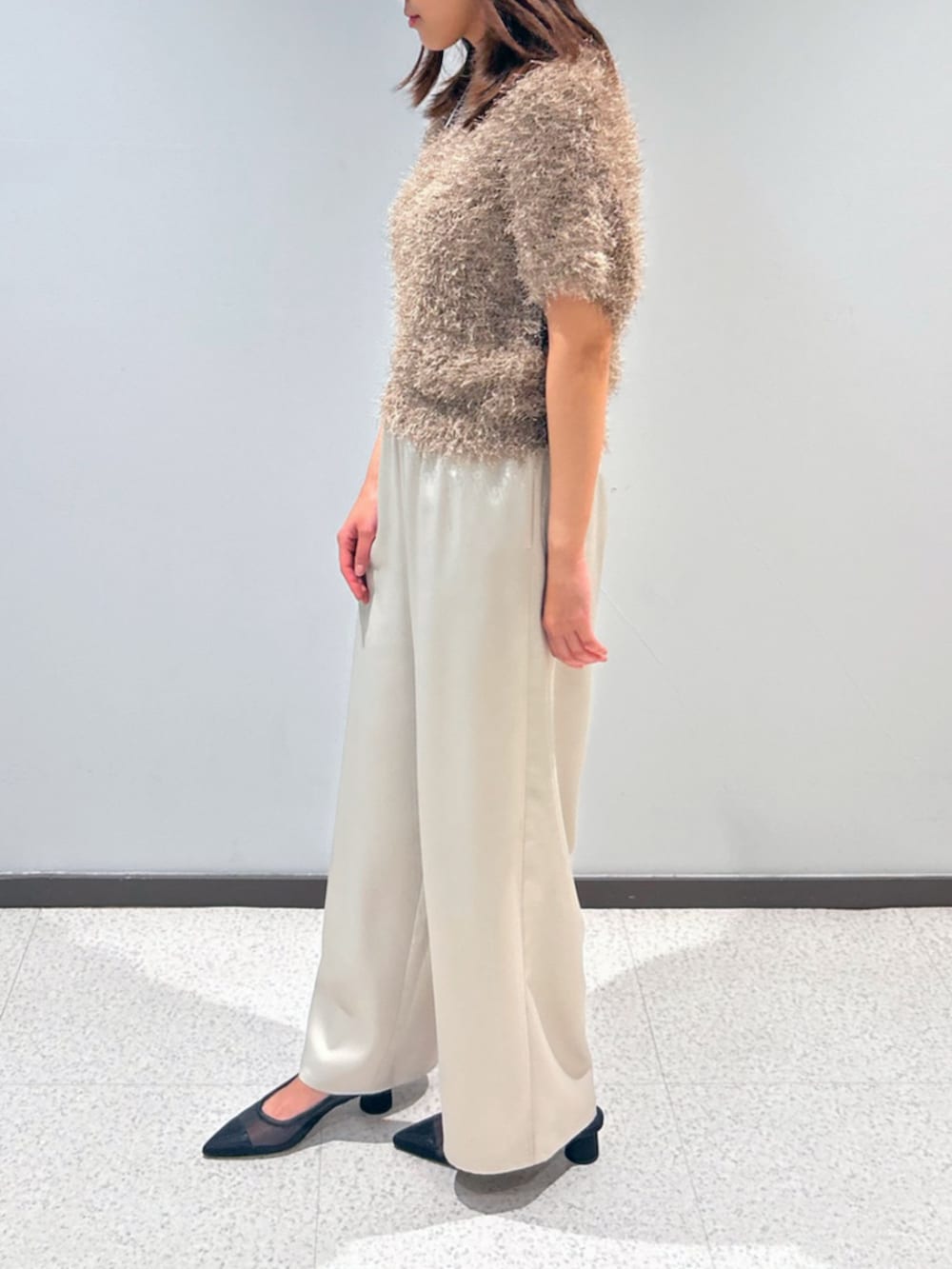 ベージュ系のその他パンツを着用したレディースの夏コーディネートの3枚目の写真