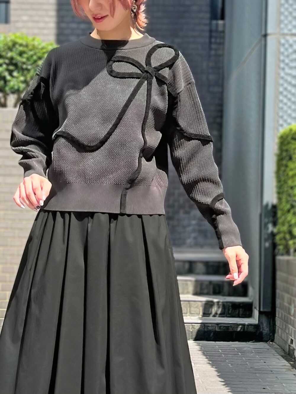 ブラック系のスカートを着用したレディースの秋コーディネートの3枚目の写真