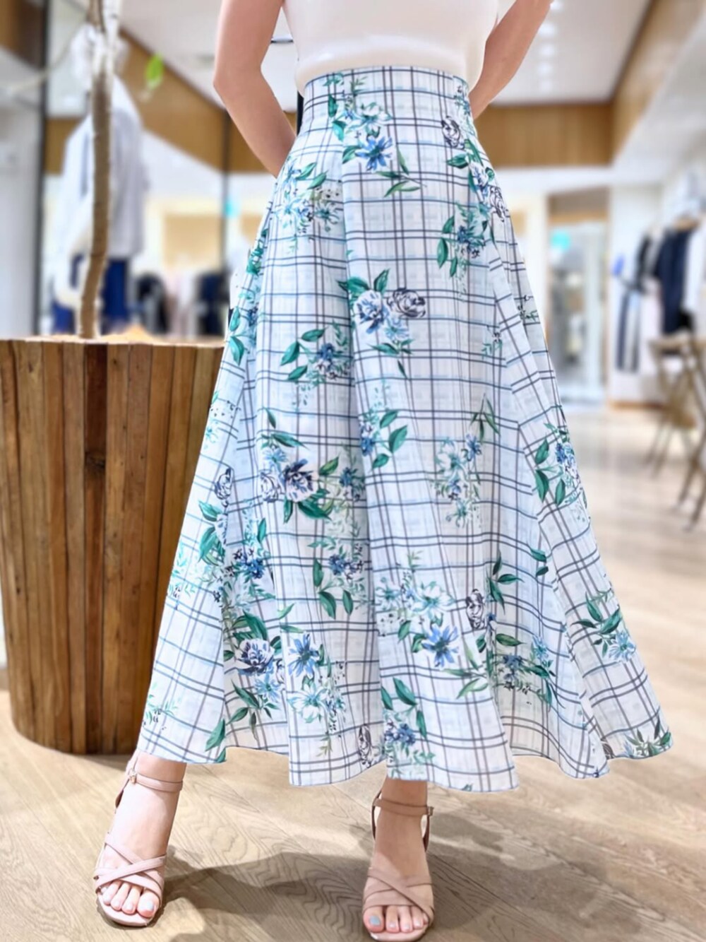 「なんばCITY店_YUZU、STRAWBERRY-FIELDS(STRAWBERRY-FIELDS)、ノースリーブニット、ホワイトニット、プリントスカート、セミマーメイドスカート、チェック×フラワー柄、清涼感コーデ、洗濯機OK、きれいめカジュアル、通勤スタイル、デートコーデ、お出かけコーデ、2025夏LOOKBOOK、大人フェミニンコーデ」｜「STRAWBERRY-FIELDSのソフトマーメイドプリントスカート（スカート、ブルー系）」を使った、STRAWBERRY-FIELDSさん（レディース・160cm）の夏コーディネートの3枚目の写真