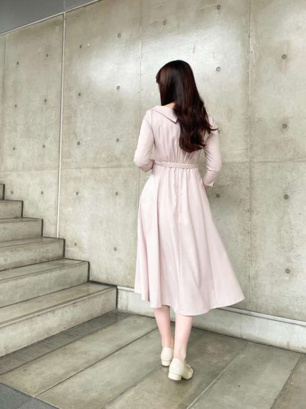 ベージュ系のワンピースを着用したレディースの春コーディネートの2枚目の写真