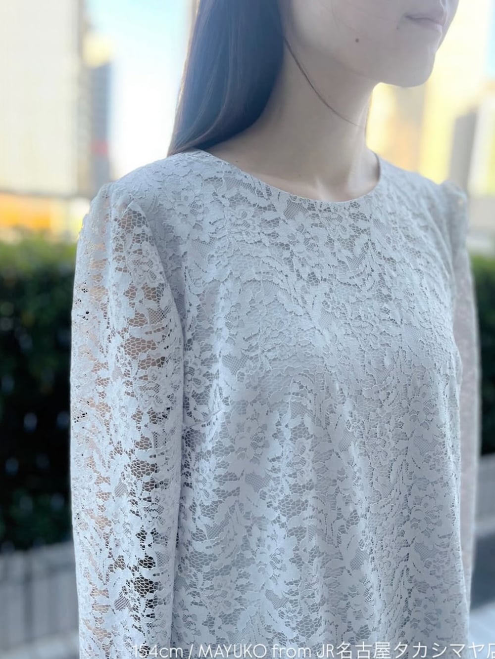 ブラウン系のドレスを着用したレディースの冬コーディネートの2枚目の写真