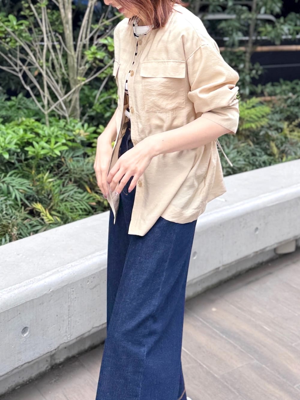 「きれいめカジュアル、春コーデ、STRAWBERRY-FIELDS、ストライプニット、こなれコーデ、デニムパンツコーデ、アミュプラザ鹿児島店_SAYAKA、サファリ風ブラウス、大人の抜け感スタイル、季節の変わり目ファッション」｜「STRAWBERRY-FIELDSのサファリ風ブラウス（シャツ/ブラウス、ベージュ系）」を使った、STRAWBERRY-FIELDSさん（レディース・163cm）の春コーディネートの4枚目の写真
