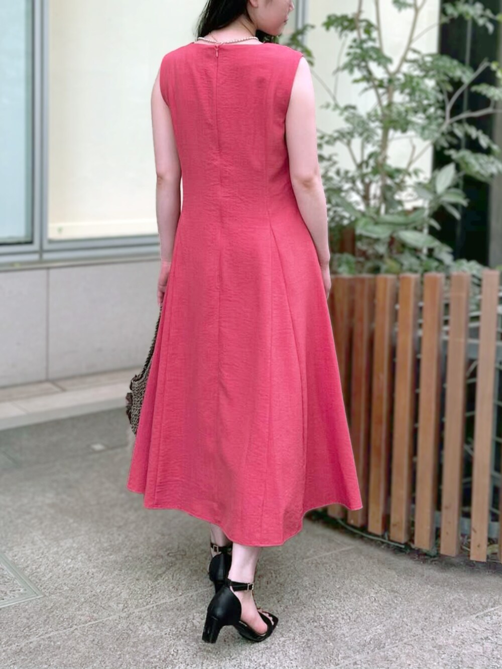 「京王新宿店_CHISATO、STRAWBERRY-FIELDS、タンブラーブッチャー、ノースリーブワンピース、フィットアンドフレア、リネンライク素材、キーネック、エレガントスタイル、涼しげコーデ、サマーワンピース、大人フェミニン、きれいめカジュアル、一枚でサマ見え、美シルエット、LOOK BOOK掲載」｜「STRAWBERRY-FIELDSの美シルエットワンピース（ワンピース、レッド系）」を使った、STRAWBERRY-FIELDSさん（レディース・155cm）の春コーディネートの3枚目の写真