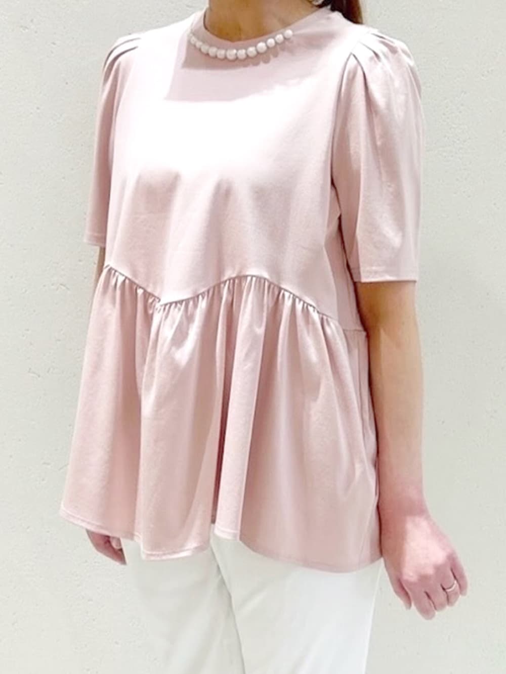 ホワイト系のその他パンツを着用したレディースの春コーディネートの2枚目の写真